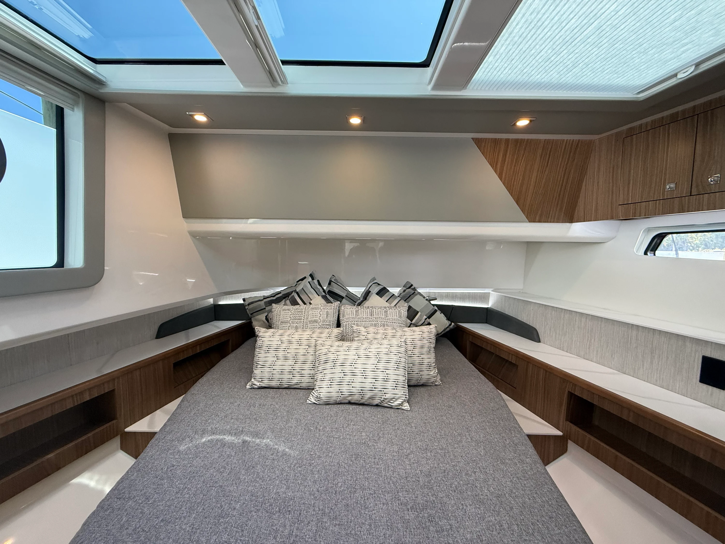 2024 Cruisers Yachts 50 GLS Outboard Image Thumbnail #49