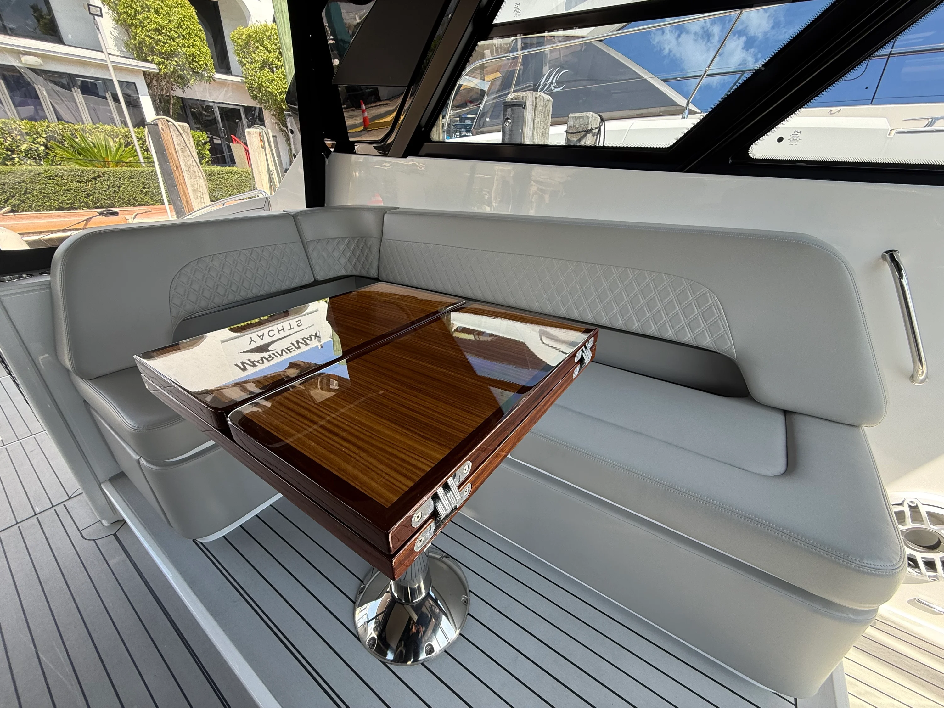 2024 Cruisers Yachts 50 GLS Outboard Image Thumbnail #18