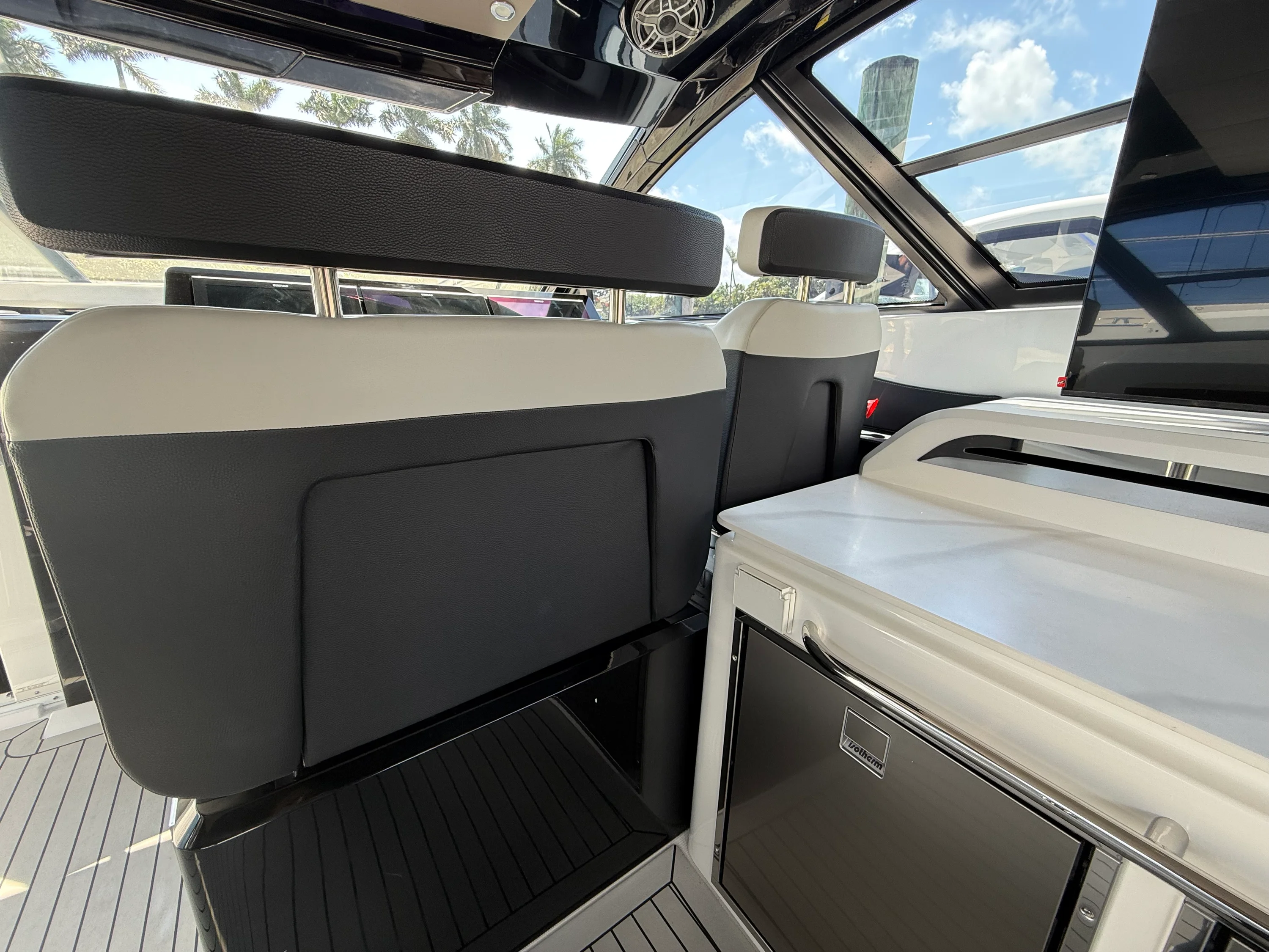 2024 Cruisers Yachts 50 GLS Outboard Image Thumbnail #19