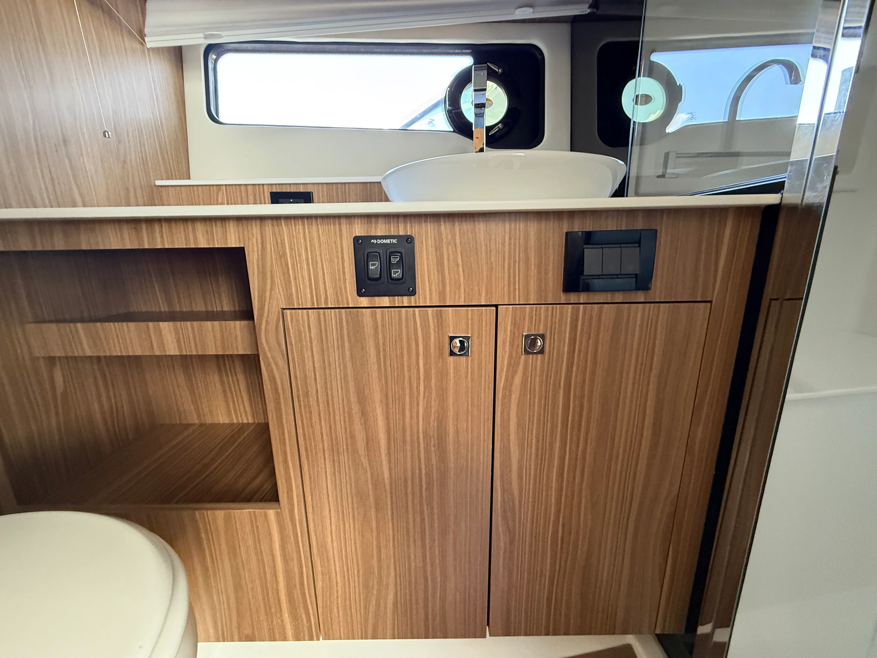 2024 Cruisers Yachts 50 GLS Outboard Image Thumbnail #55