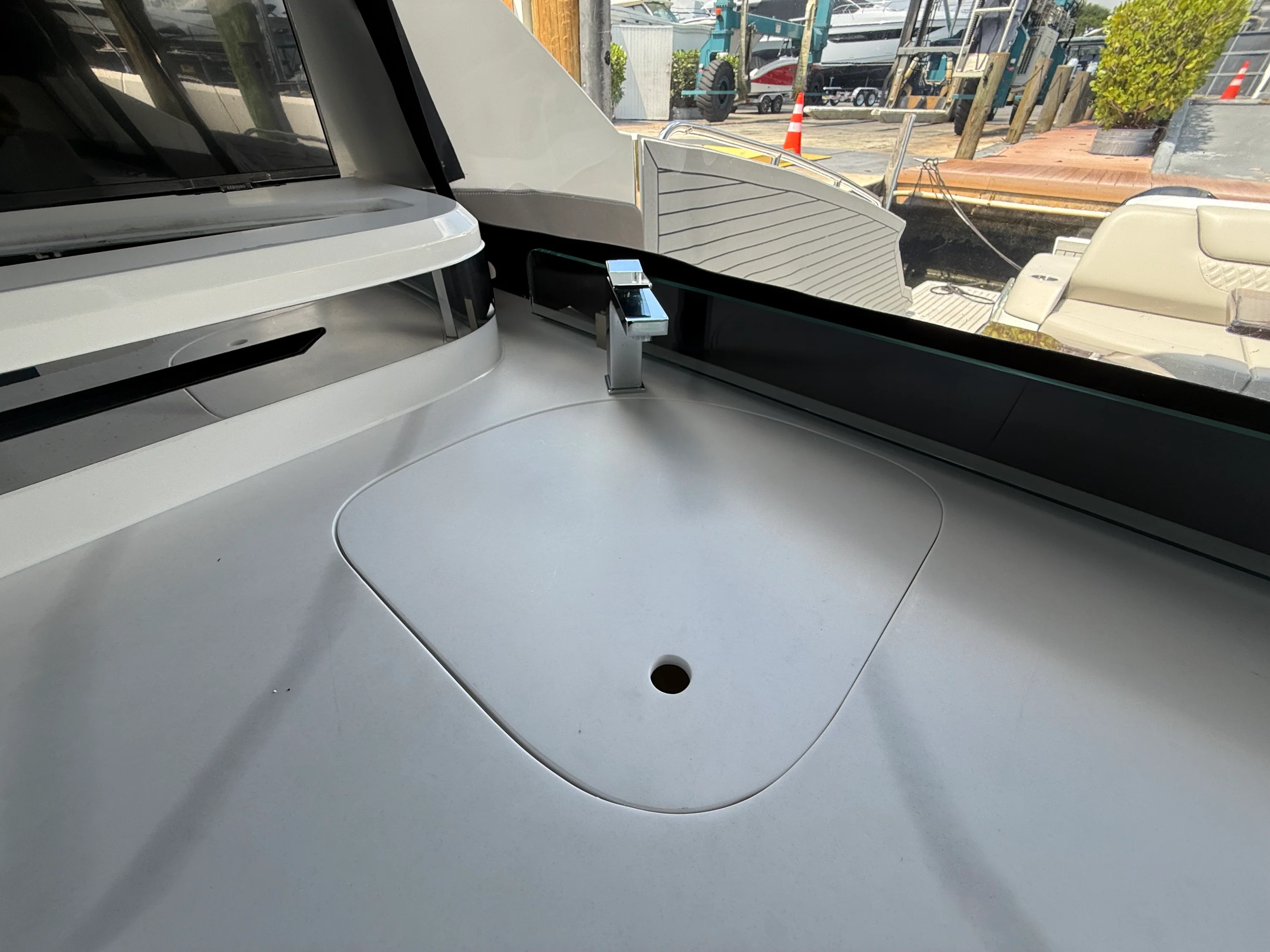 2024 Cruisers Yachts 50 GLS Outboard Image Thumbnail #14