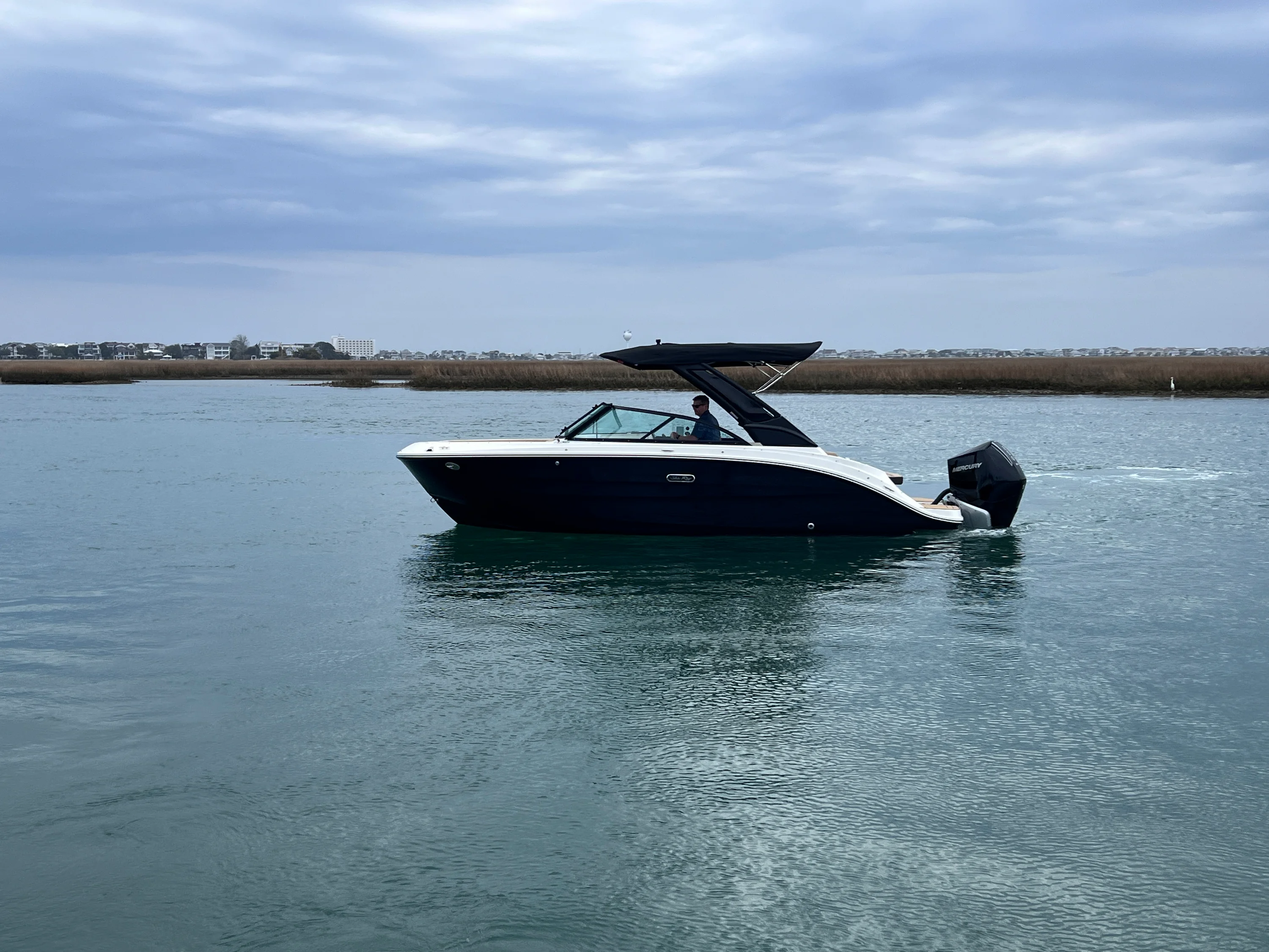 2026 Sea Ray SDX 230 Outboard Image Thumbnail #7