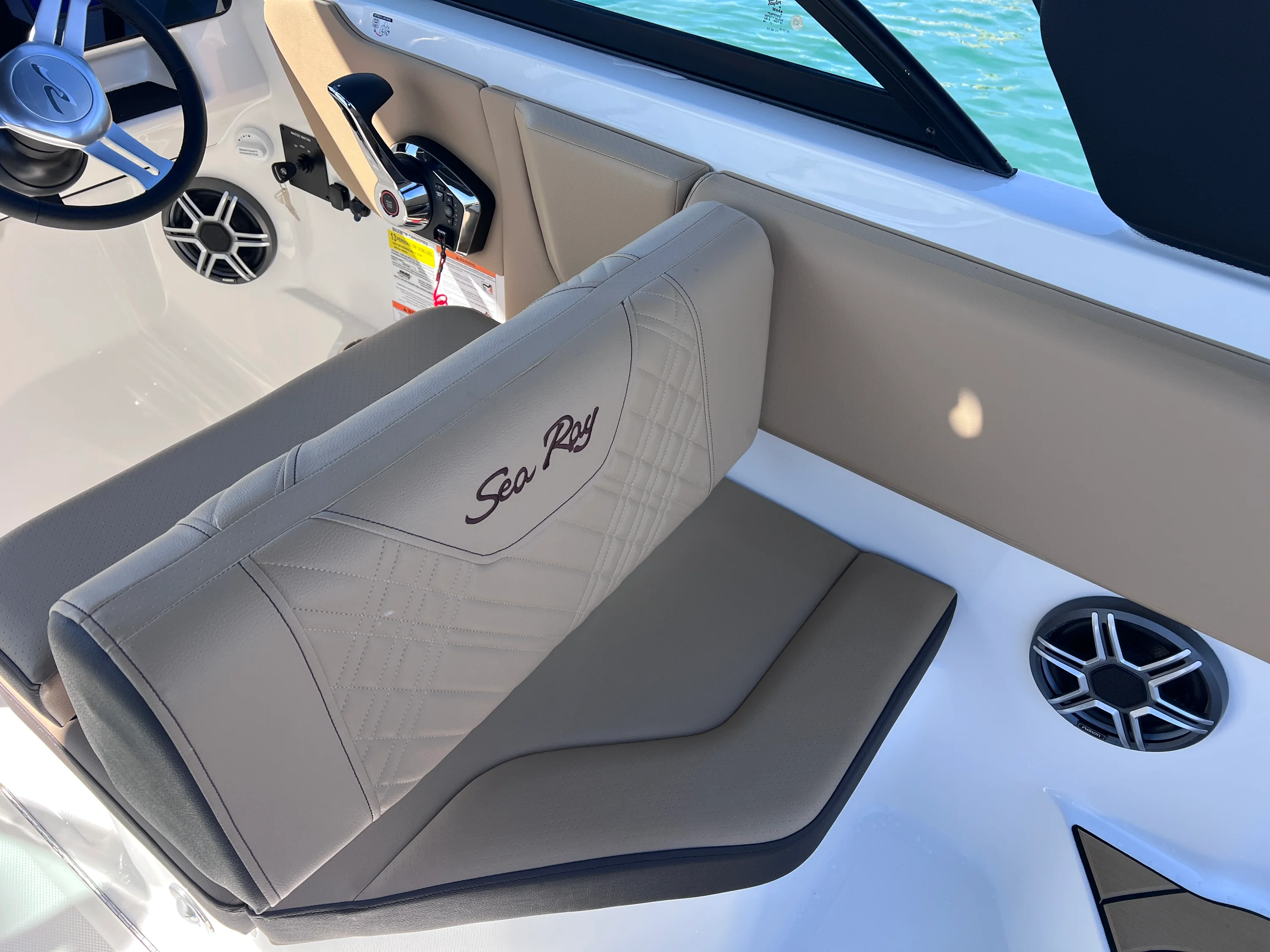 2026 Sea Ray SDX 230 Outboard Image Thumbnail #18