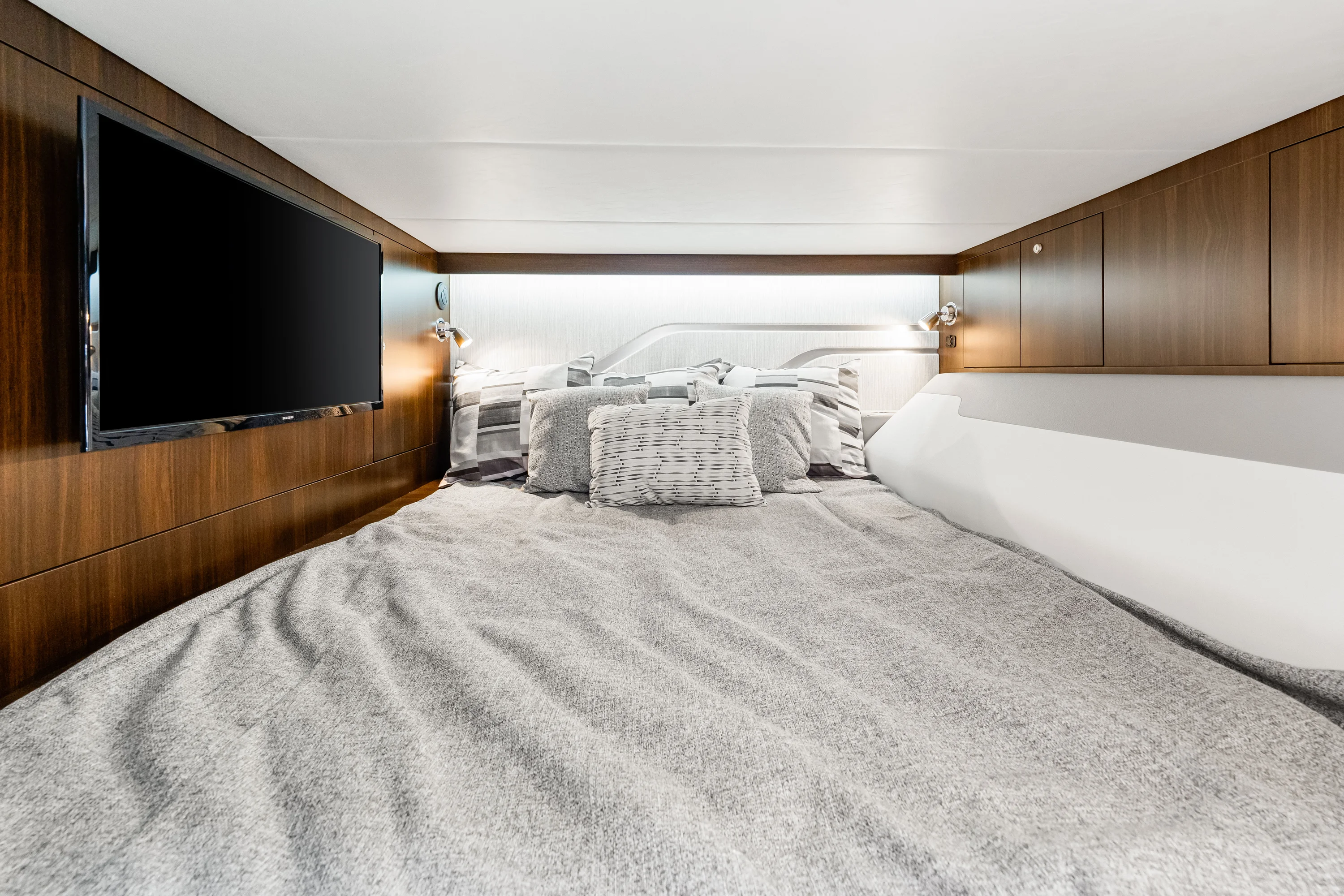 2026 Cruisers Yachts 42 GLS Outboard Image Thumbnail #95