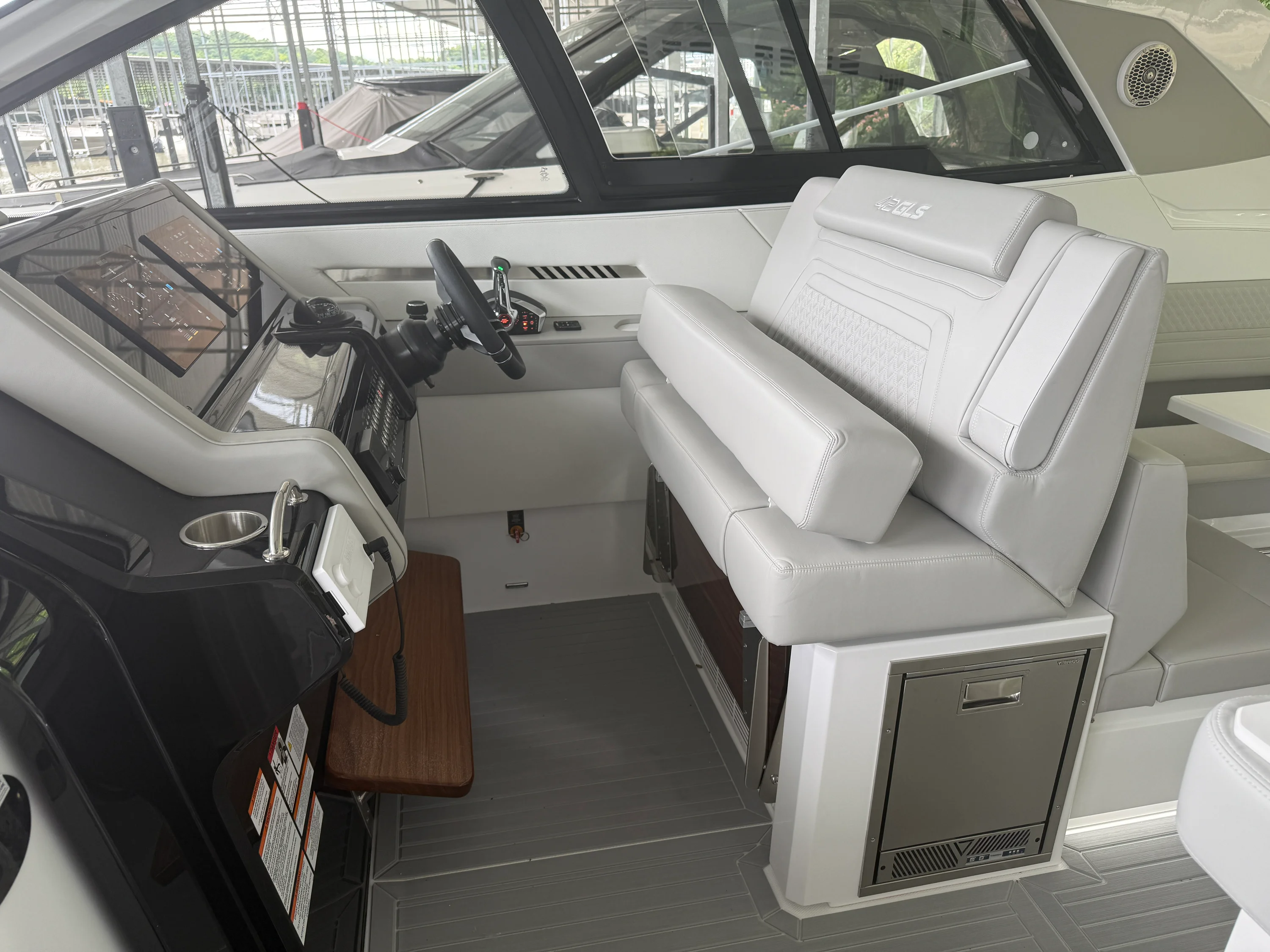 2027 Cruisers Yachts 42GLS-OB Image Thumbnail #4