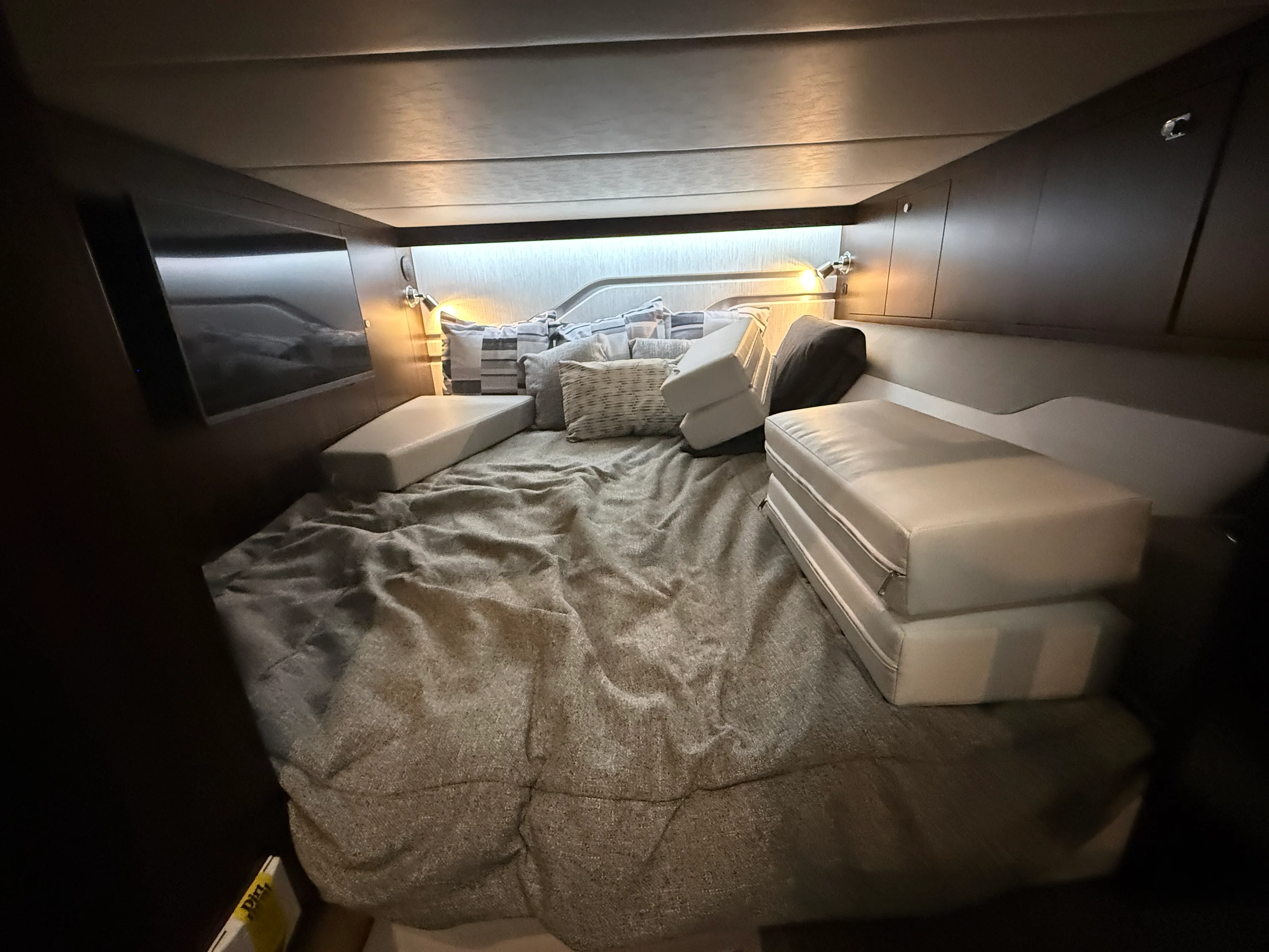 2027 Cruisers Yachts 42GLS-OB Image Thumbnail #27