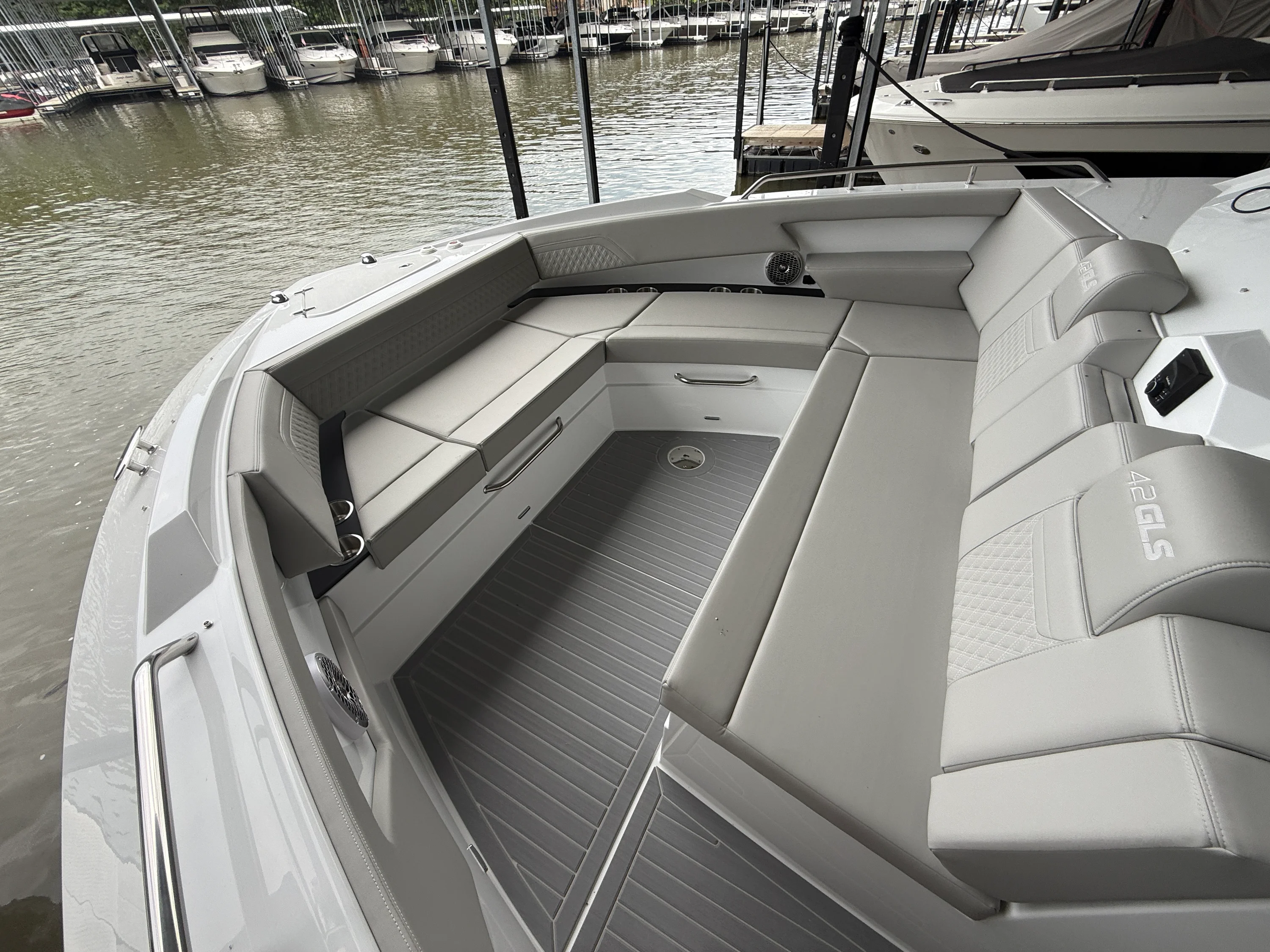 2027 Cruisers Yachts 42GLS-OB Image Thumbnail #10