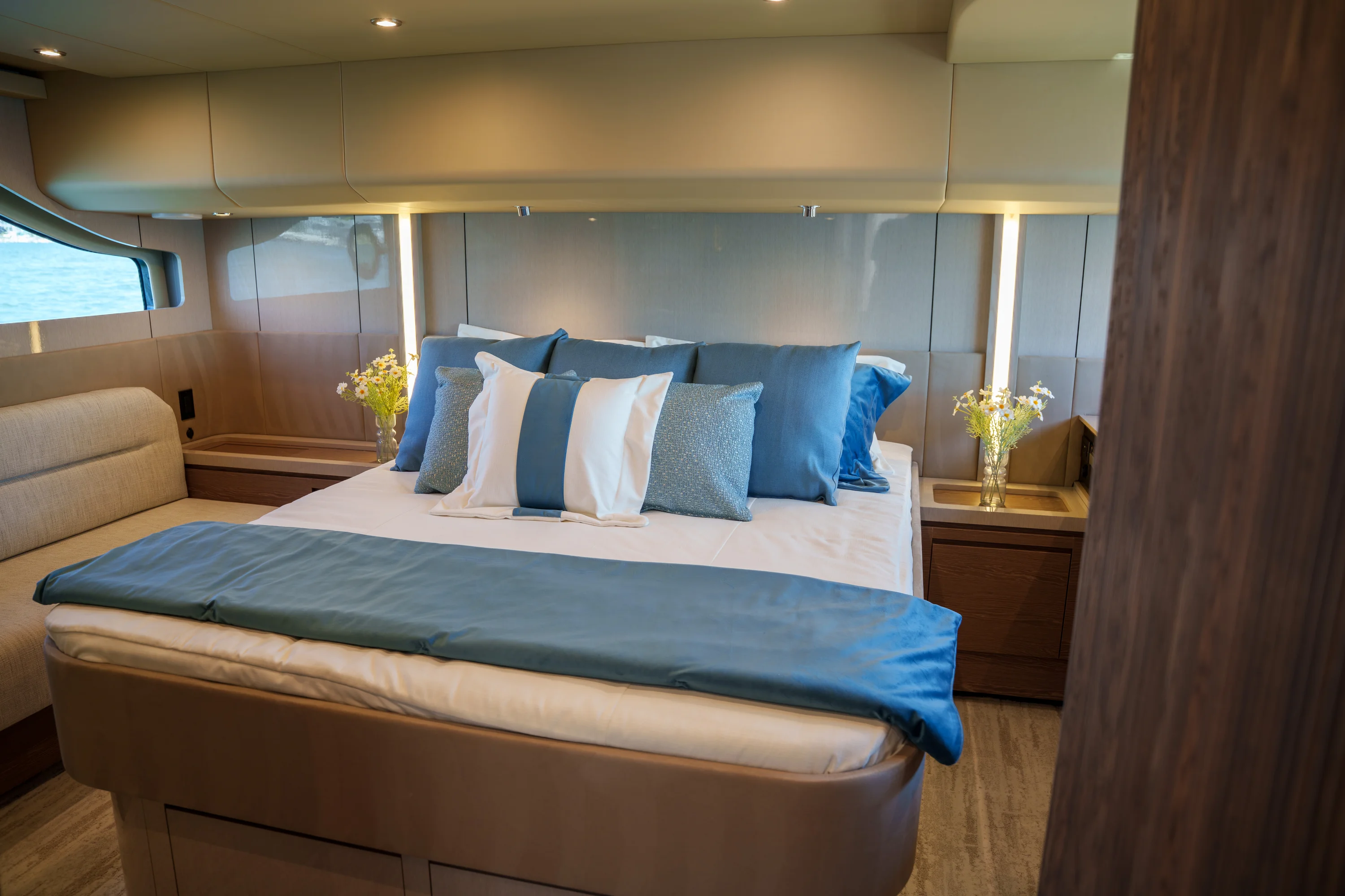 2026 Cruisers Yachts 50 FLY Image Thumbnail #7