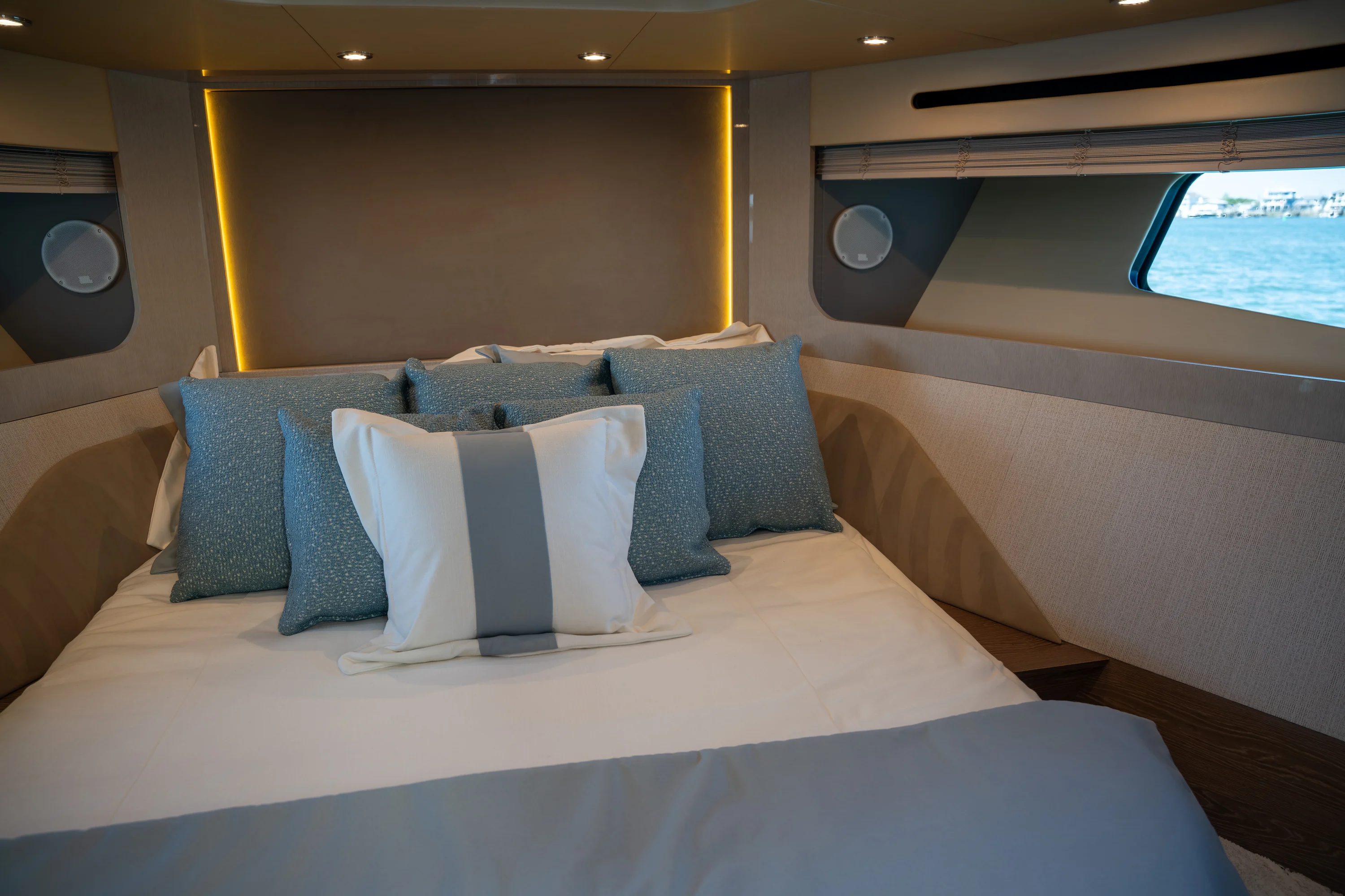 2026 Cruisers Yachts 50 FLY Image Thumbnail #12