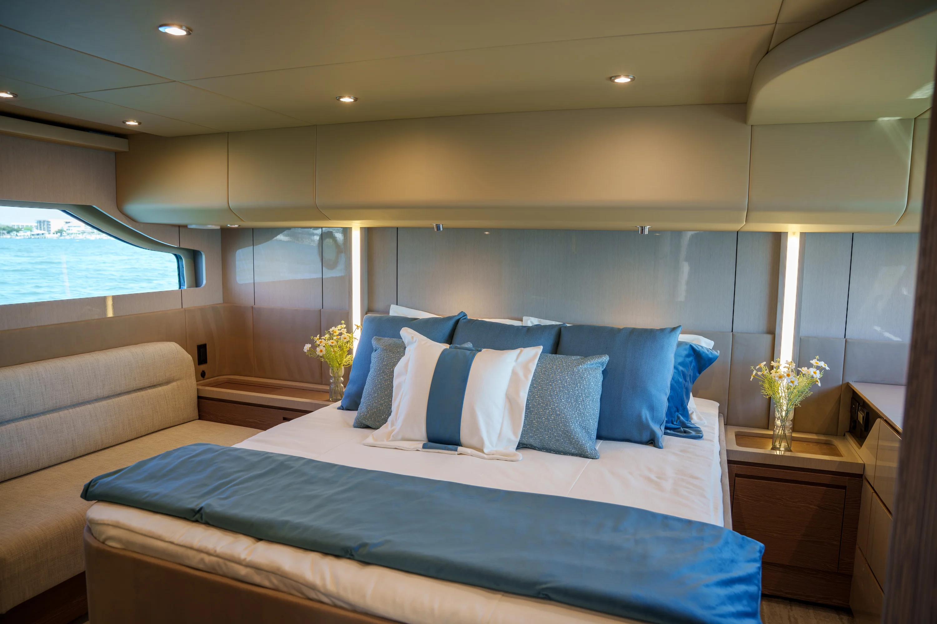 2026 Cruisers Yachts 50 FLY Image Thumbnail #6