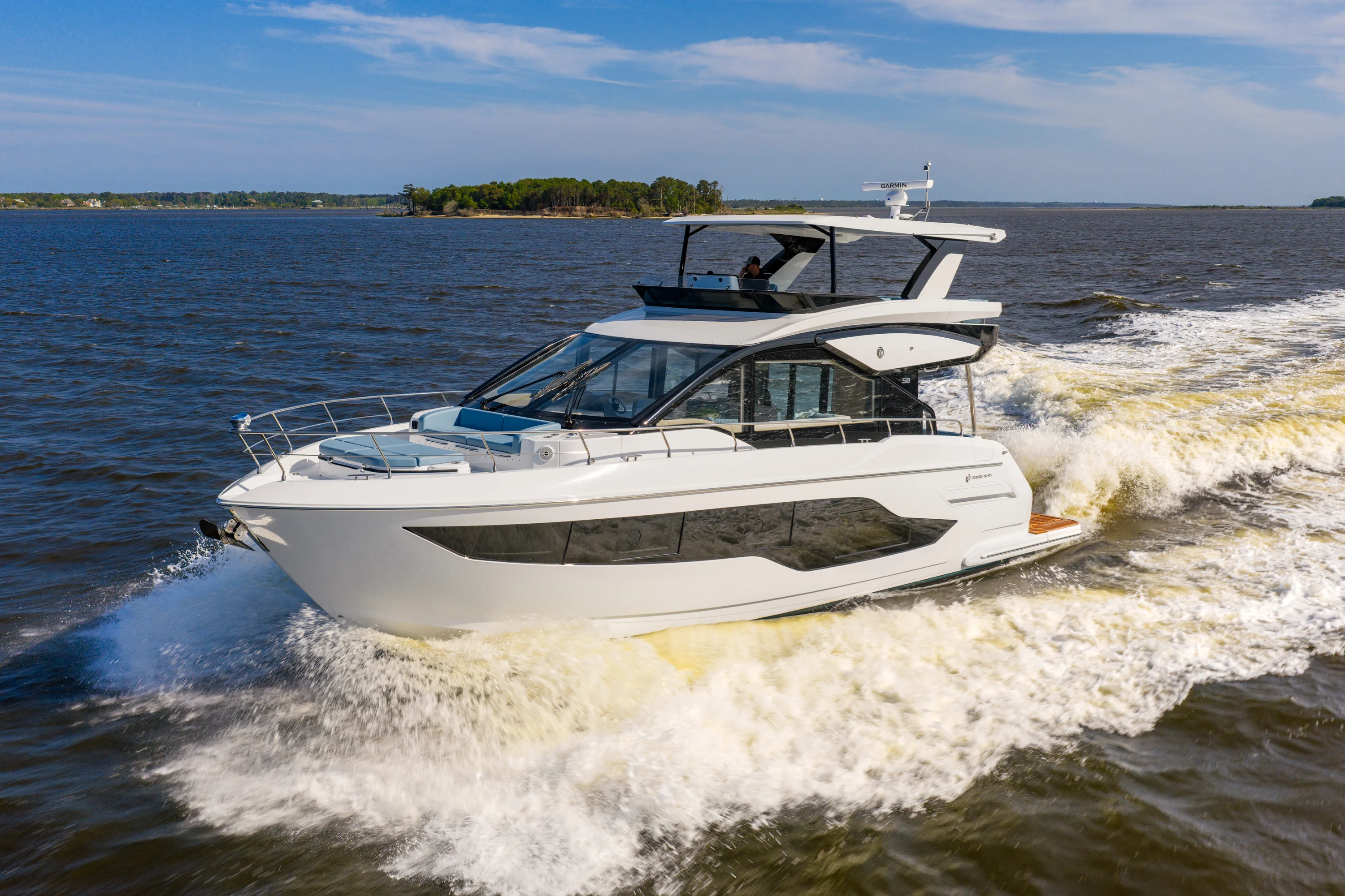 2026 Cruisers Yachts 50 FLY Image Thumbnail #4