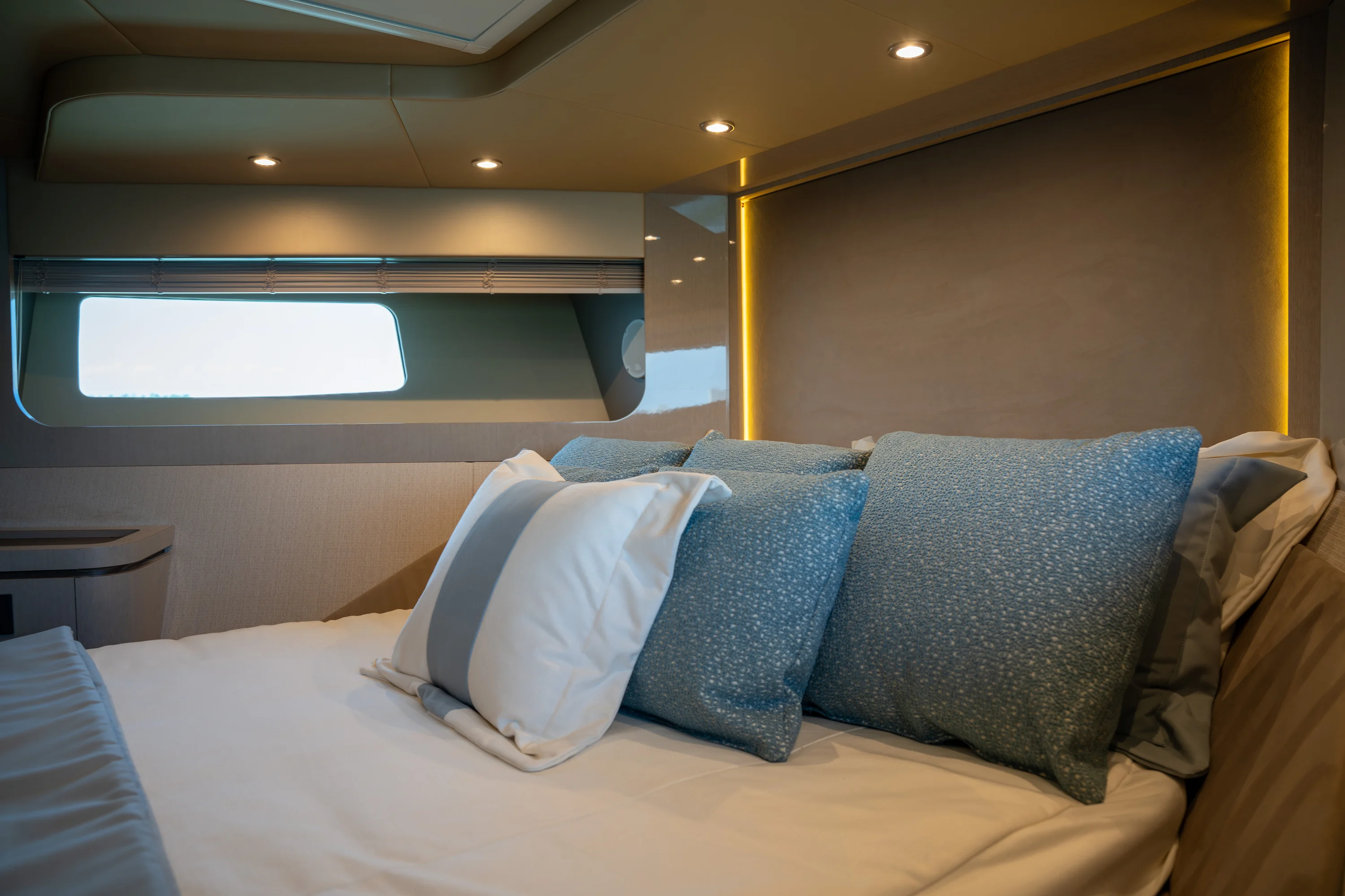 2026 Cruisers Yachts 50 FLY Image Thumbnail #13