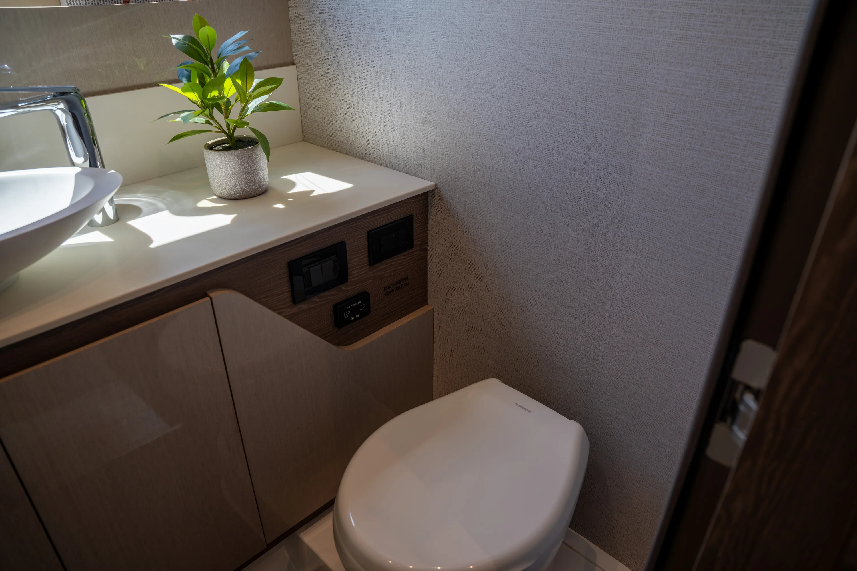 2026 Cruisers Yachts 50 FLY Image Thumbnail #10