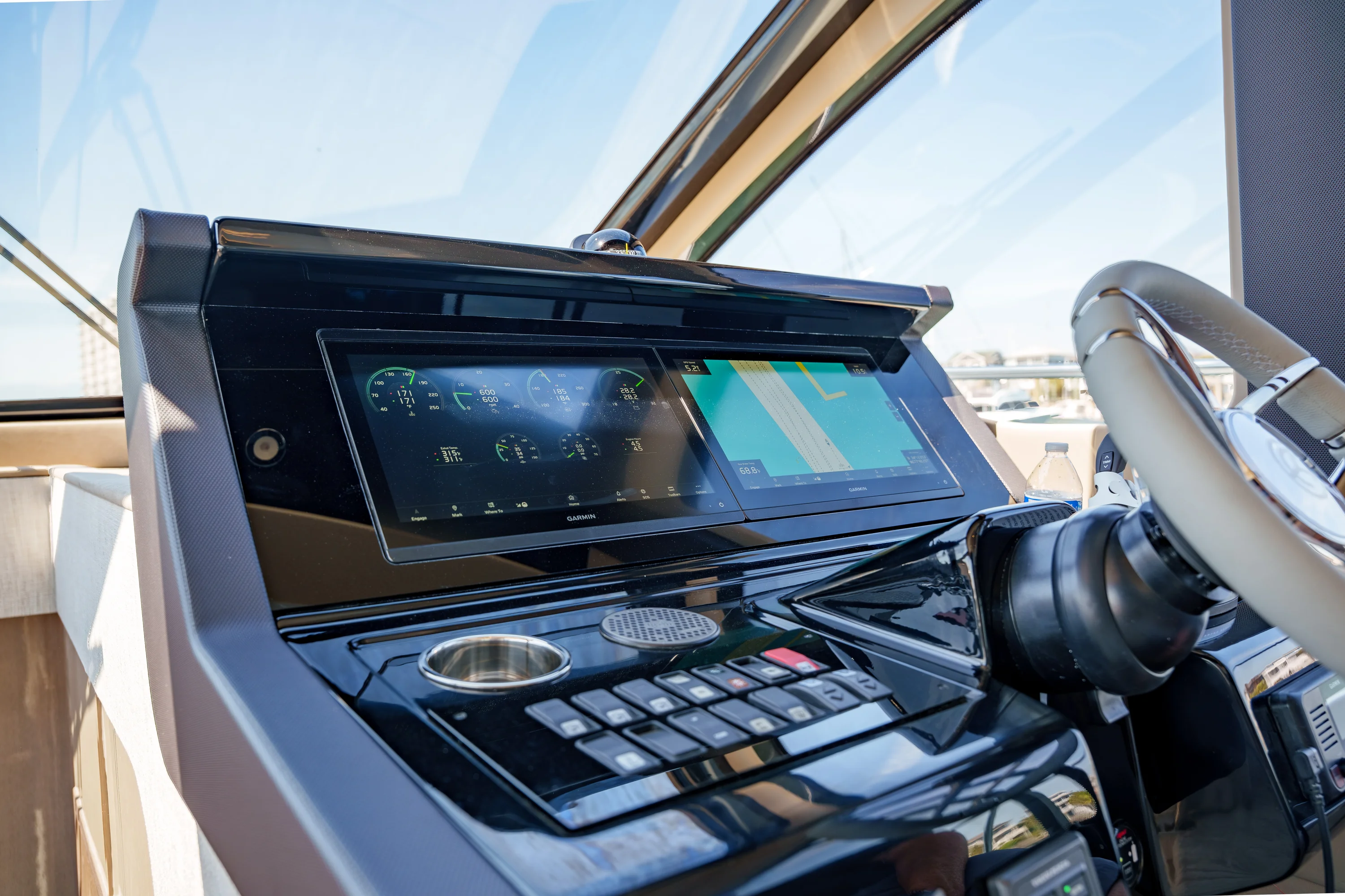 2026 Cruisers Yachts 50 FLY Image Thumbnail #17