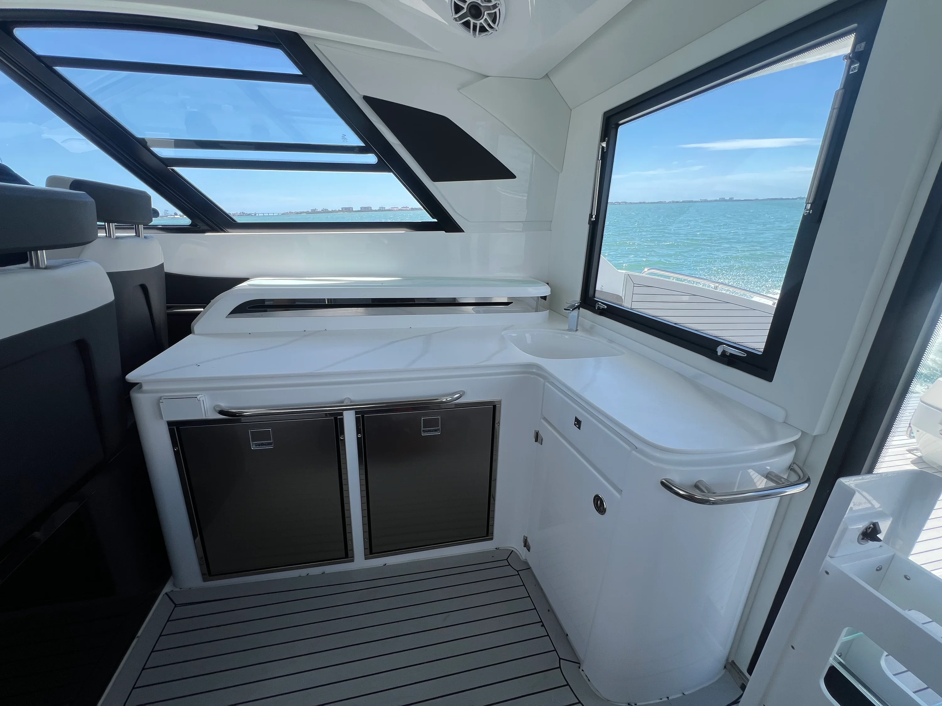 2026 Cruisers Yachts 50GLS OB Image Thumbnail #49
