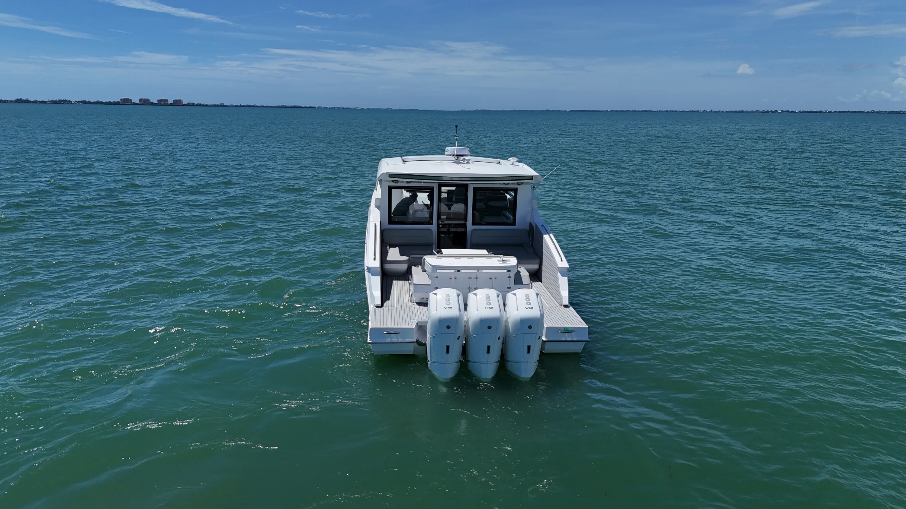 2026 Cruisers Yachts 50GLS OB Image Thumbnail #10