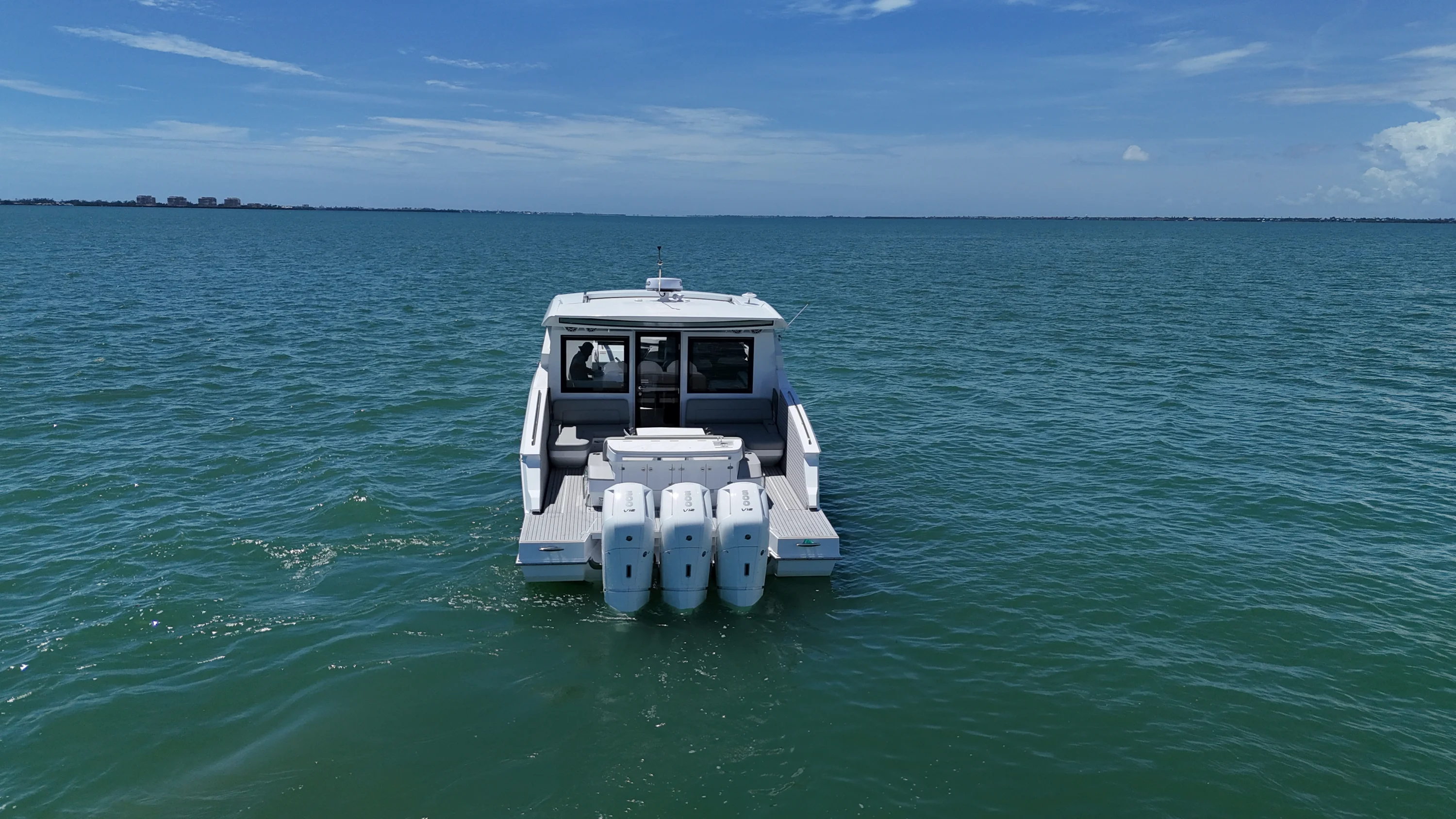 2026 Cruisers Yachts 50GLS OB Image Thumbnail #9