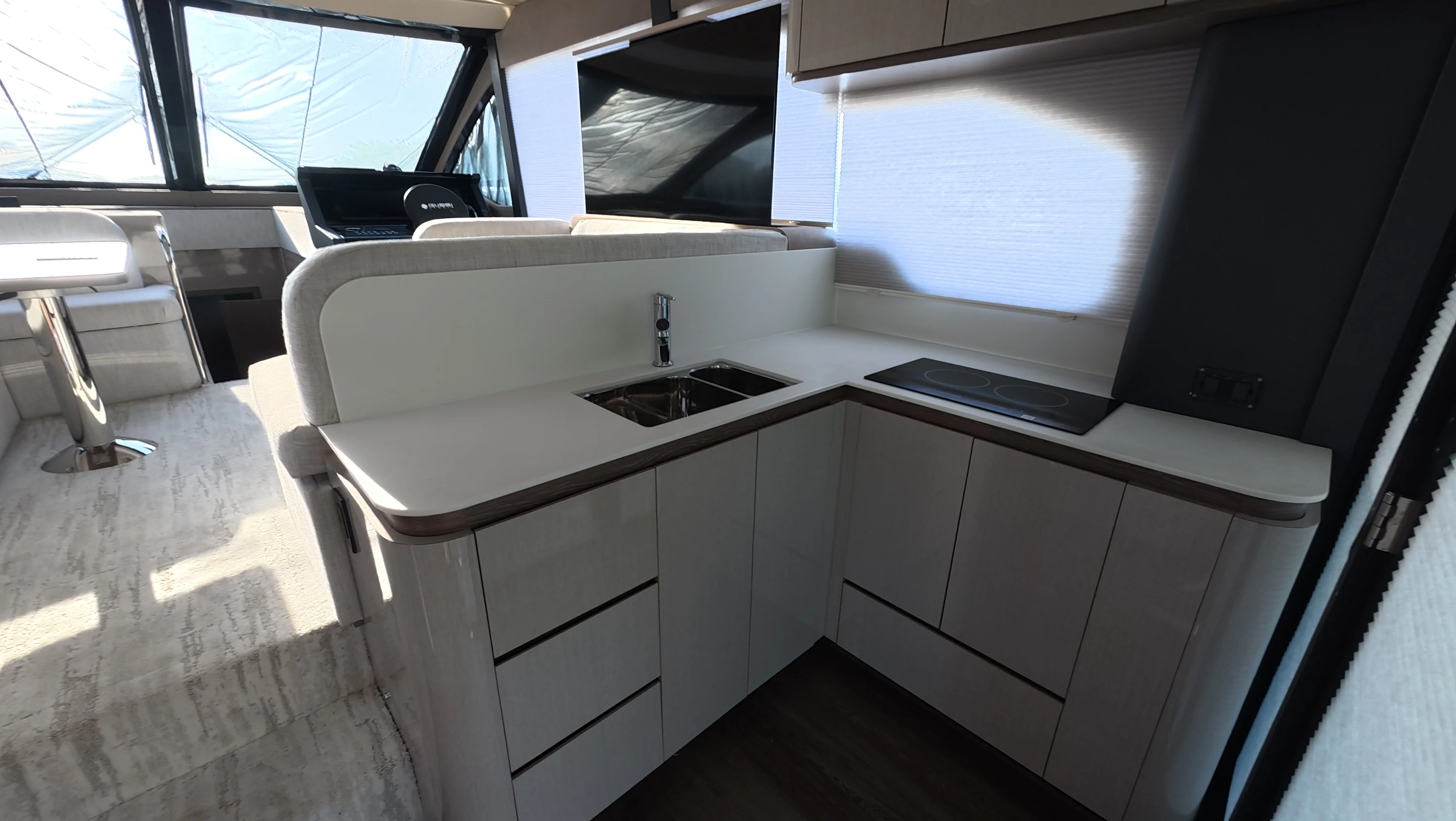 2026 Cruisers Yachts 50 FLY Image Thumbnail #10