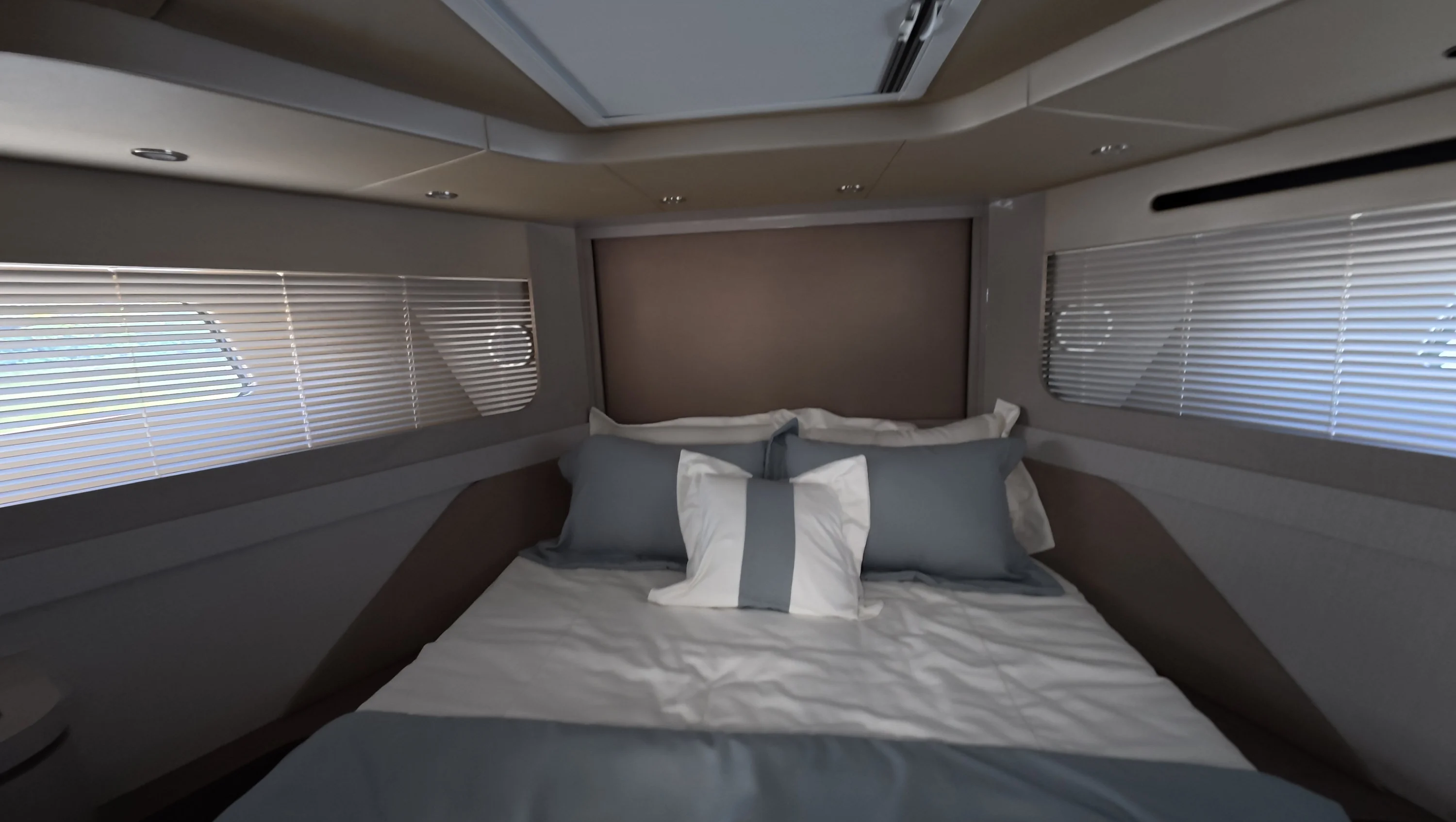 2026 Cruisers Yachts 50 FLY Image Thumbnail #28
