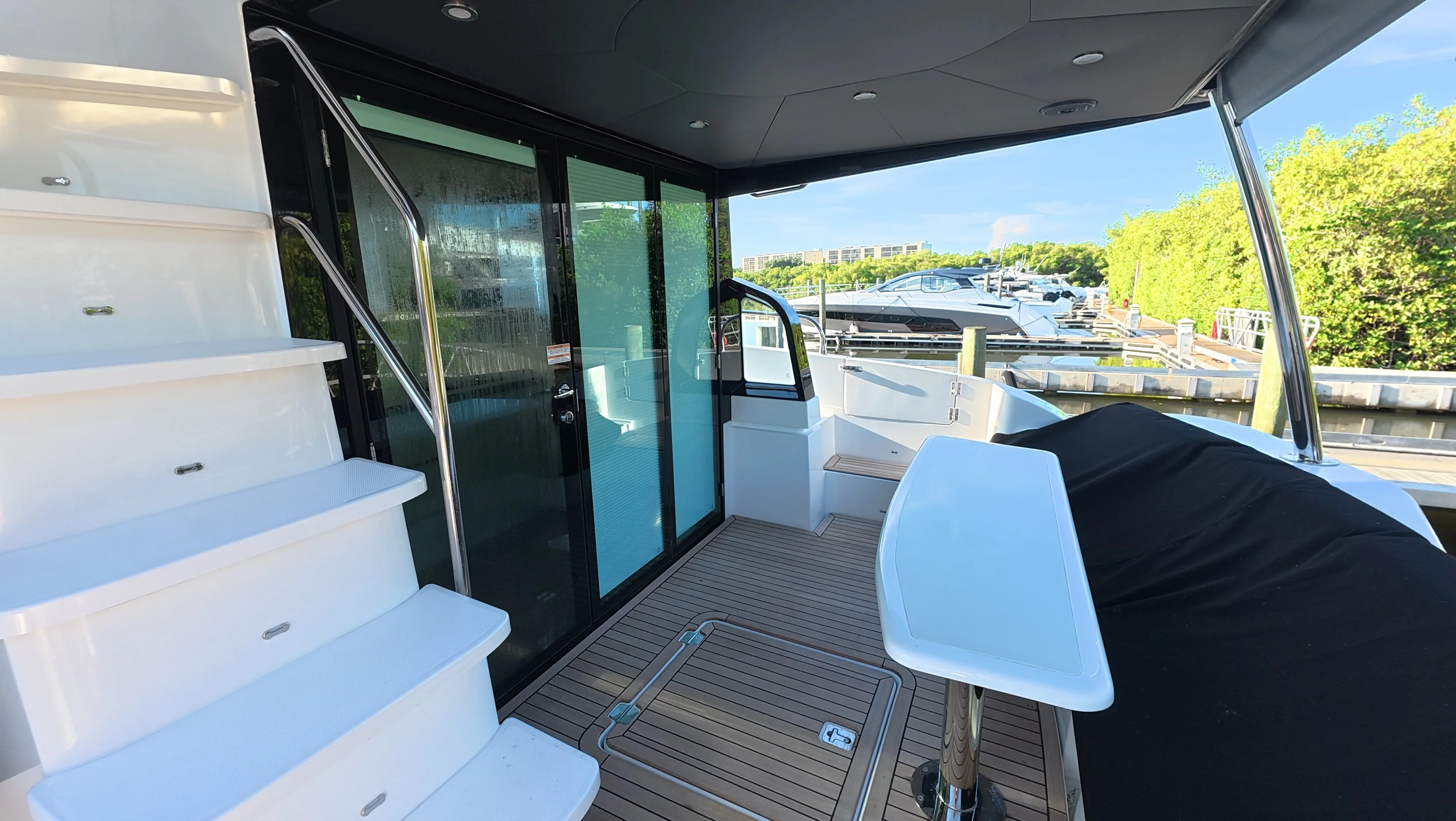 2026 Cruisers Yachts 50 FLY Image Thumbnail #9