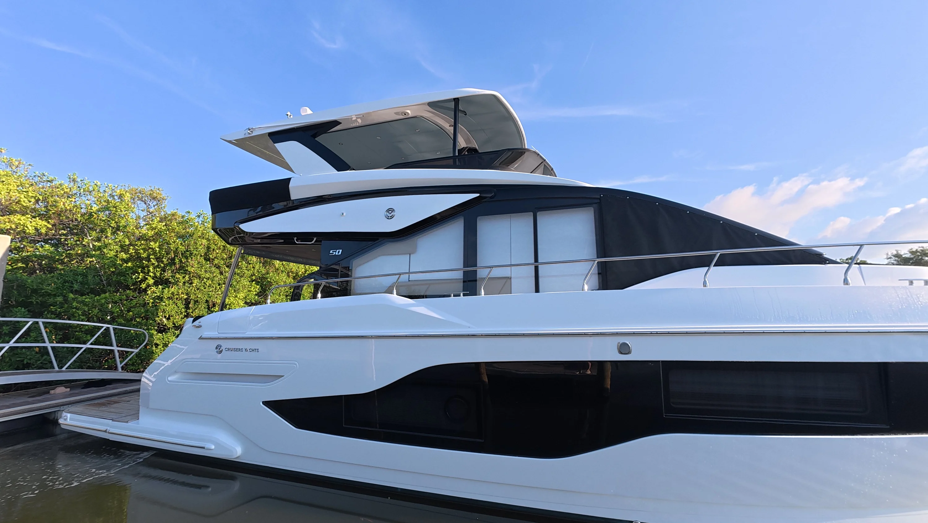 2026 Cruisers Yachts 50 FLY Image Thumbnail #4