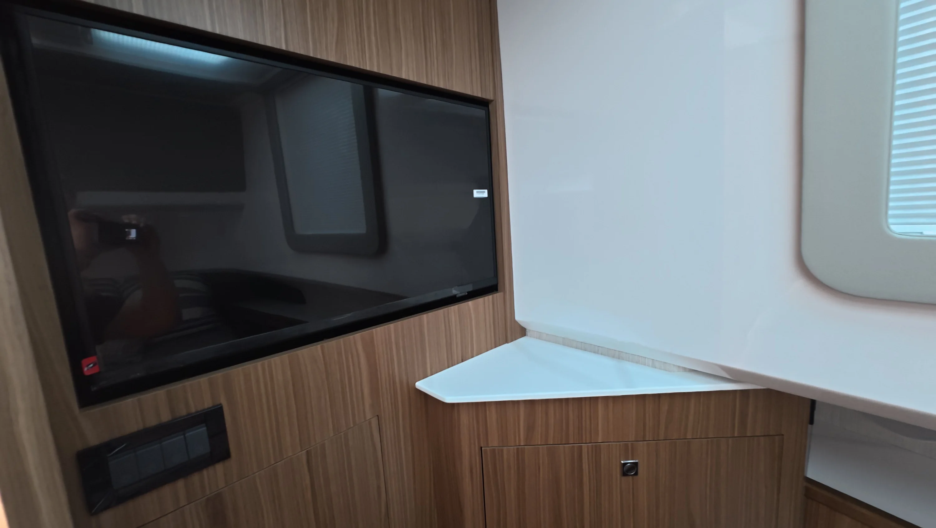 2026 Cruisers Yachts 50GLS OB Image Thumbnail #43