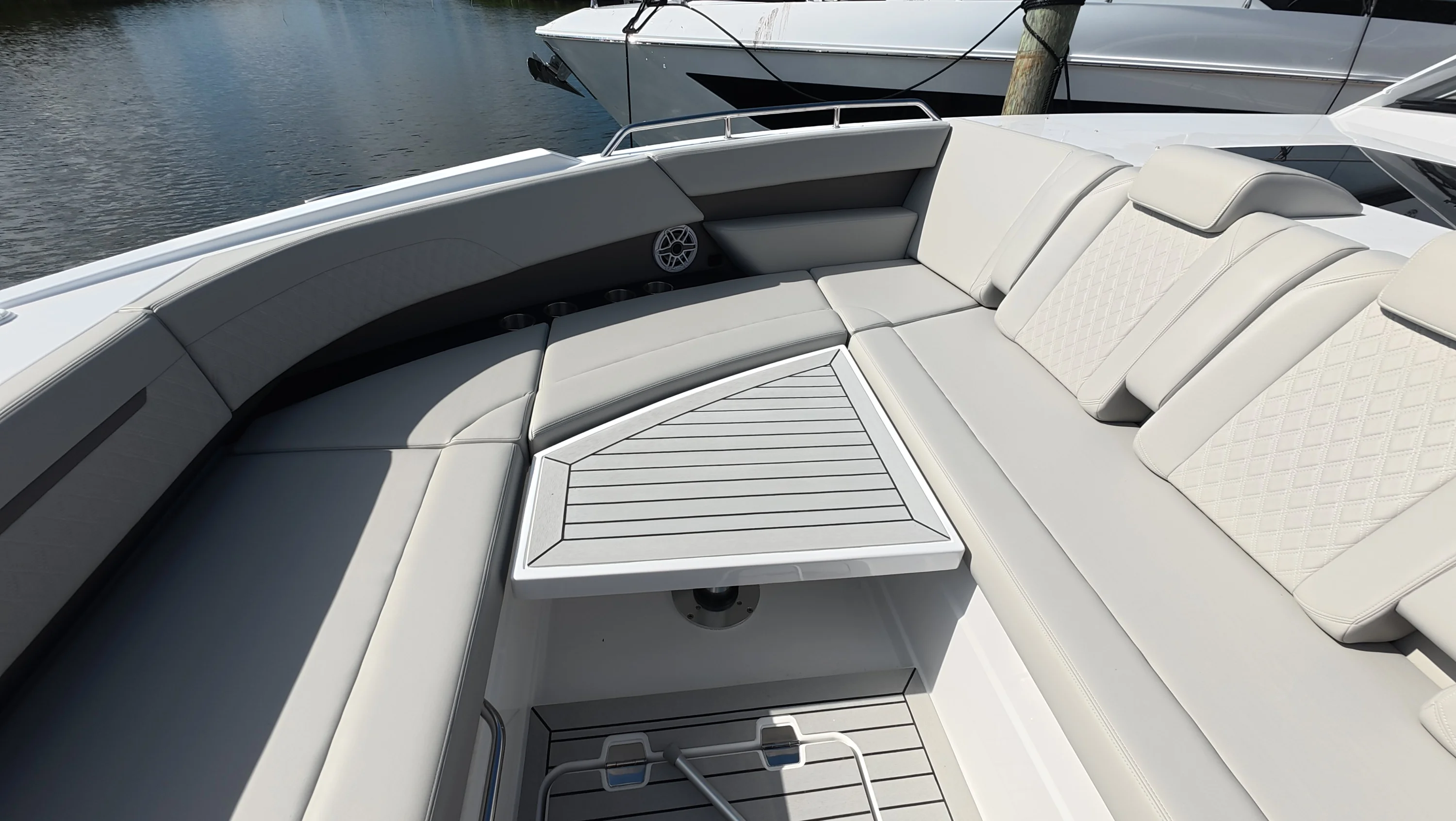 2026 Cruisers Yachts 50GLS OB Image Thumbnail #29