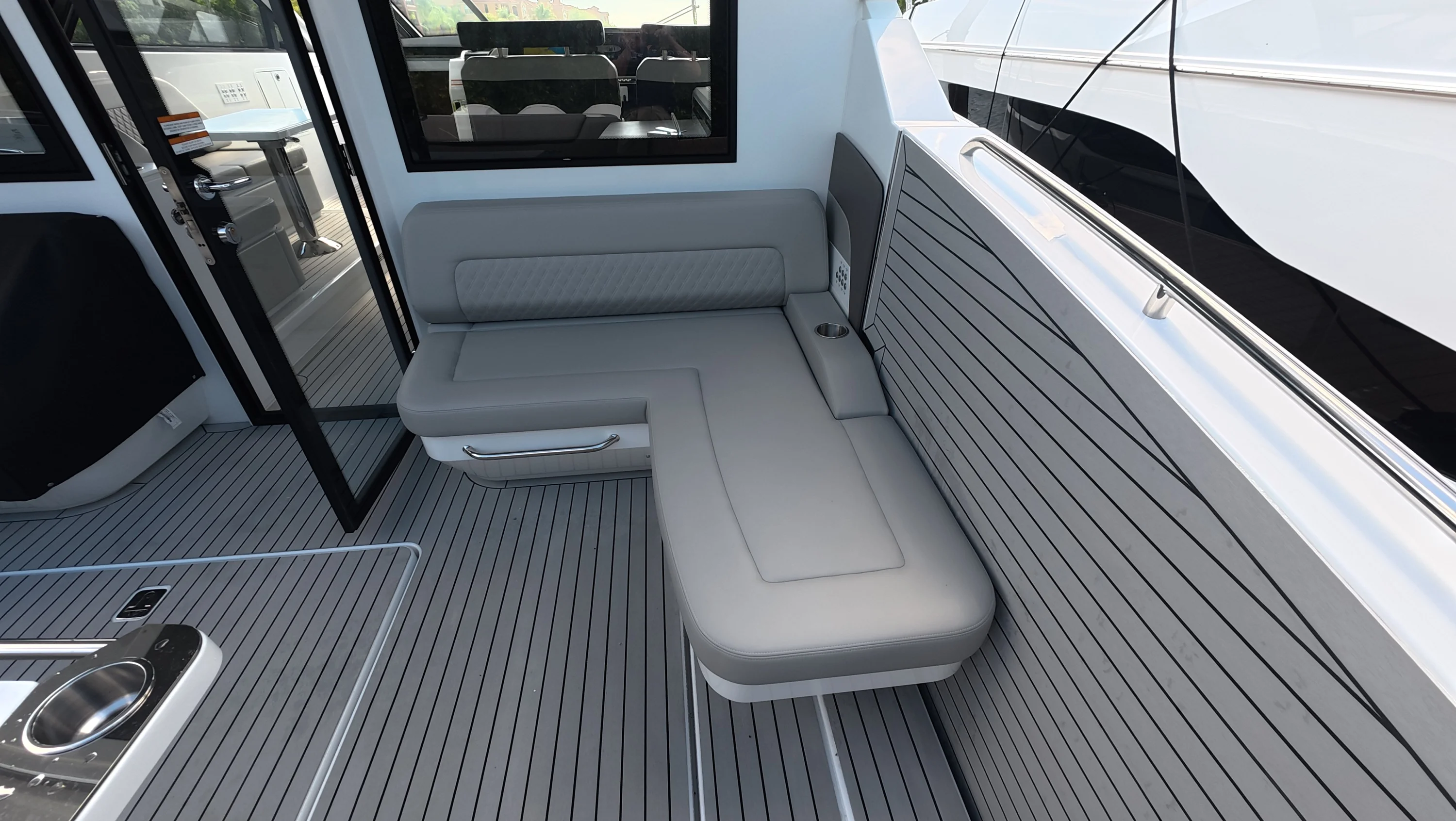2026 Cruisers Yachts 50GLS OB Image Thumbnail #23