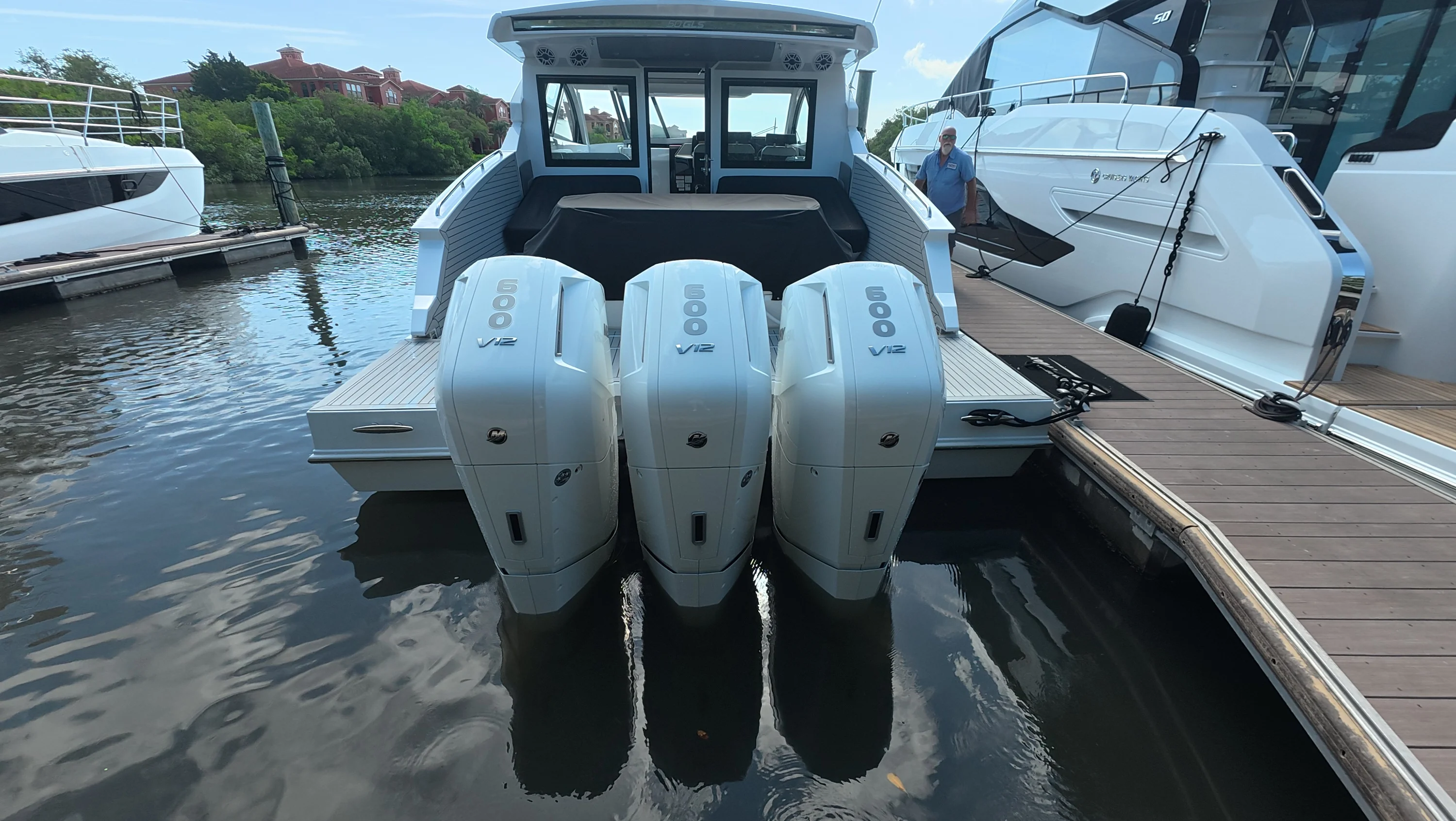 2026 Cruisers Yachts 50GLS OB Image Thumbnail #17