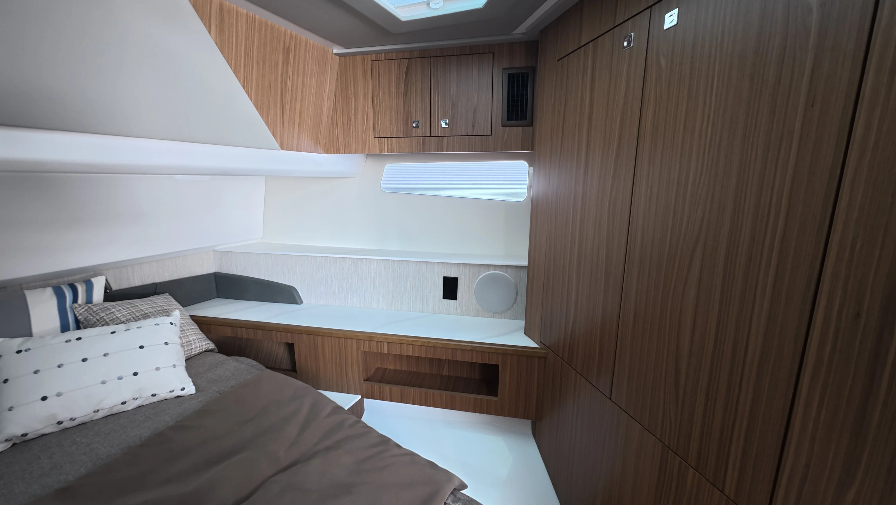 2026 Cruisers Yachts 50GLS OB Image Thumbnail #44