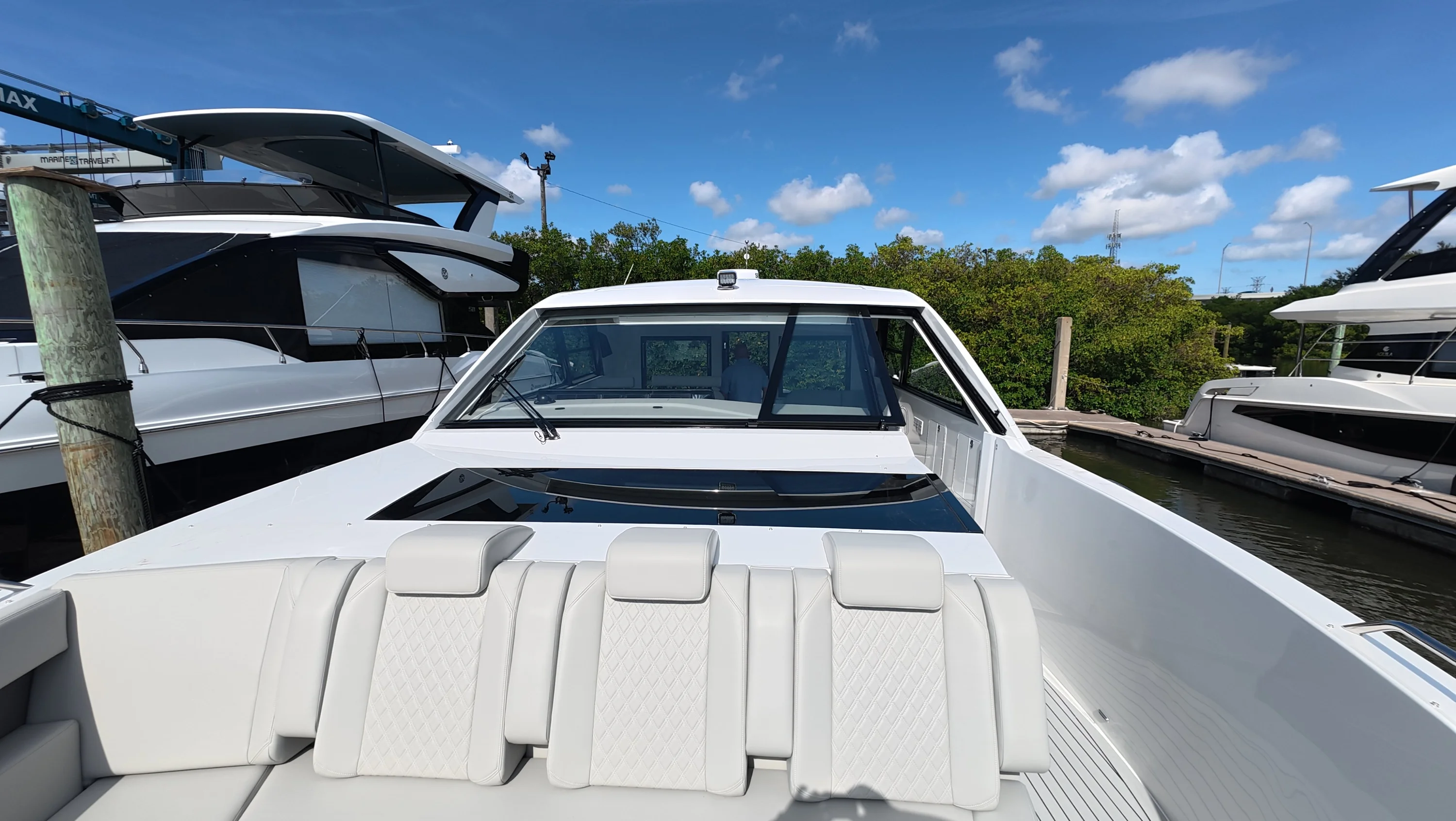 2026 Cruisers Yachts 50GLS OB Image Thumbnail #24