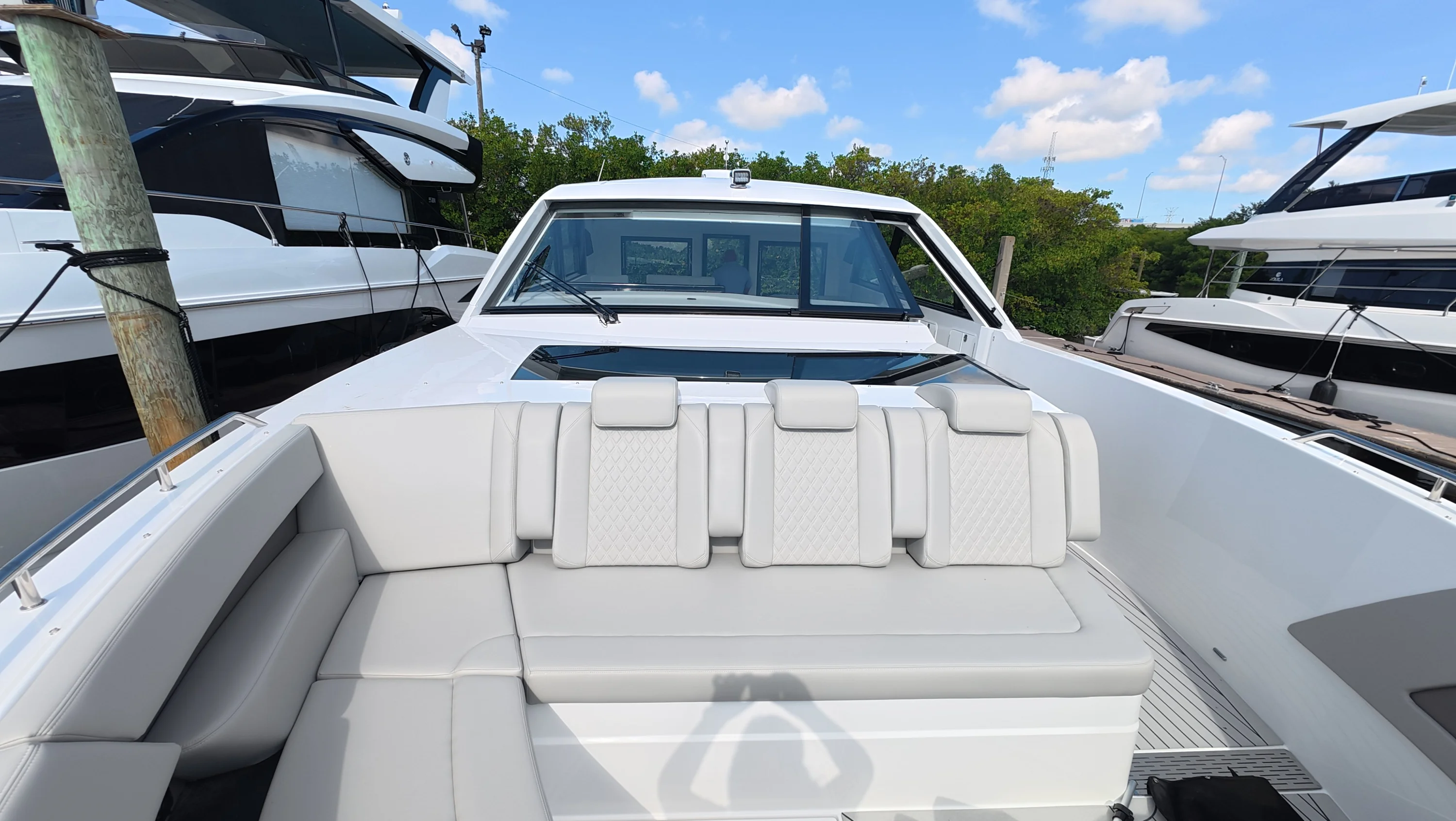 2026 Cruisers Yachts 50GLS OB Image Thumbnail #26