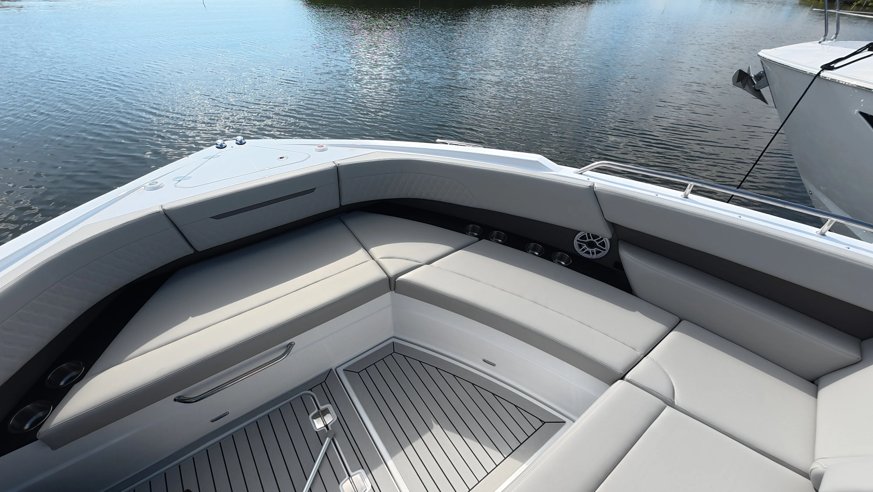 2026 Cruisers Yachts 50GLS OB Image Thumbnail #27