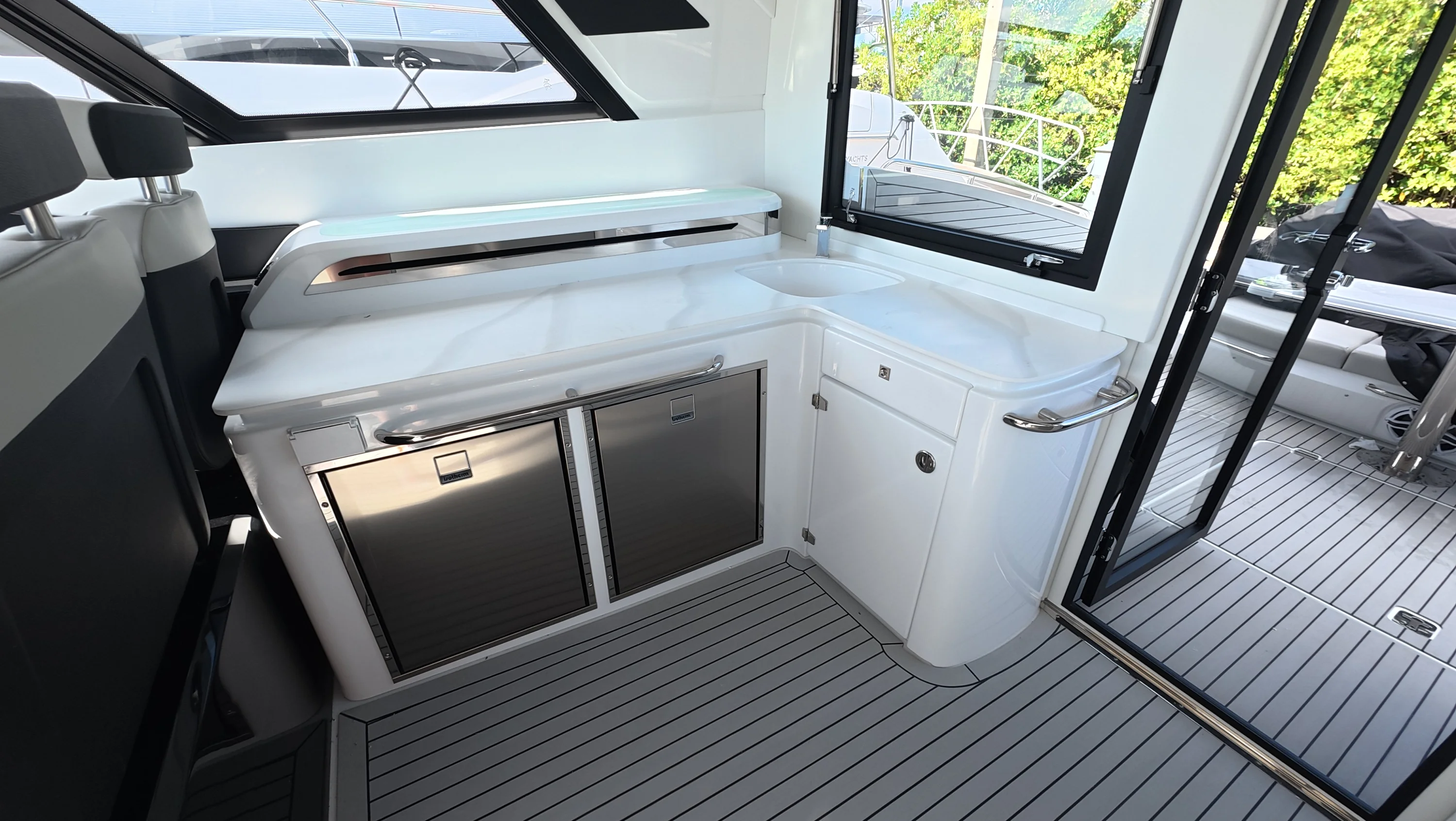 2026 Cruisers Yachts 50GLS OB Image Thumbnail #36