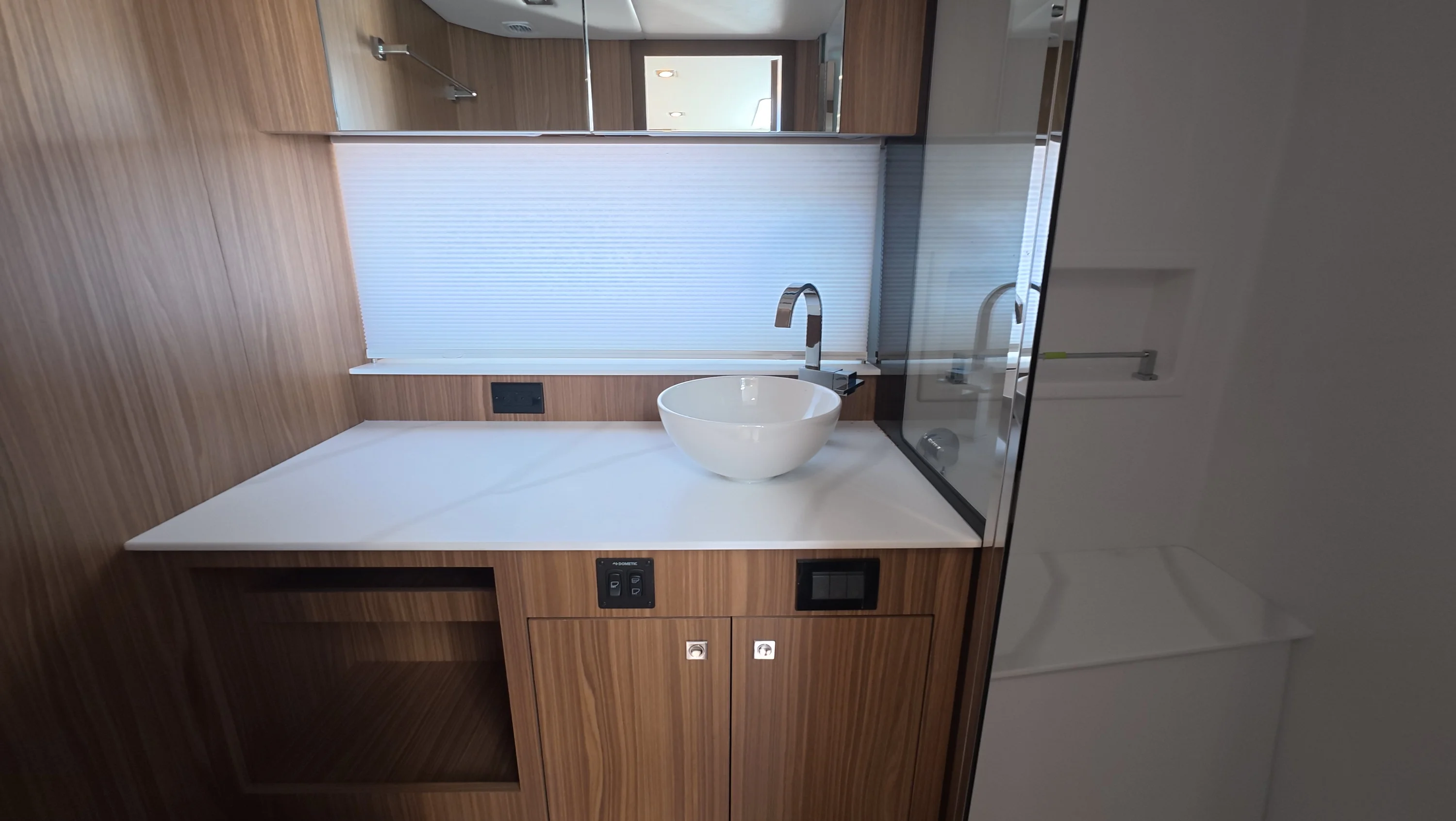 2026 Cruisers Yachts 50GLS OB Image Thumbnail #45