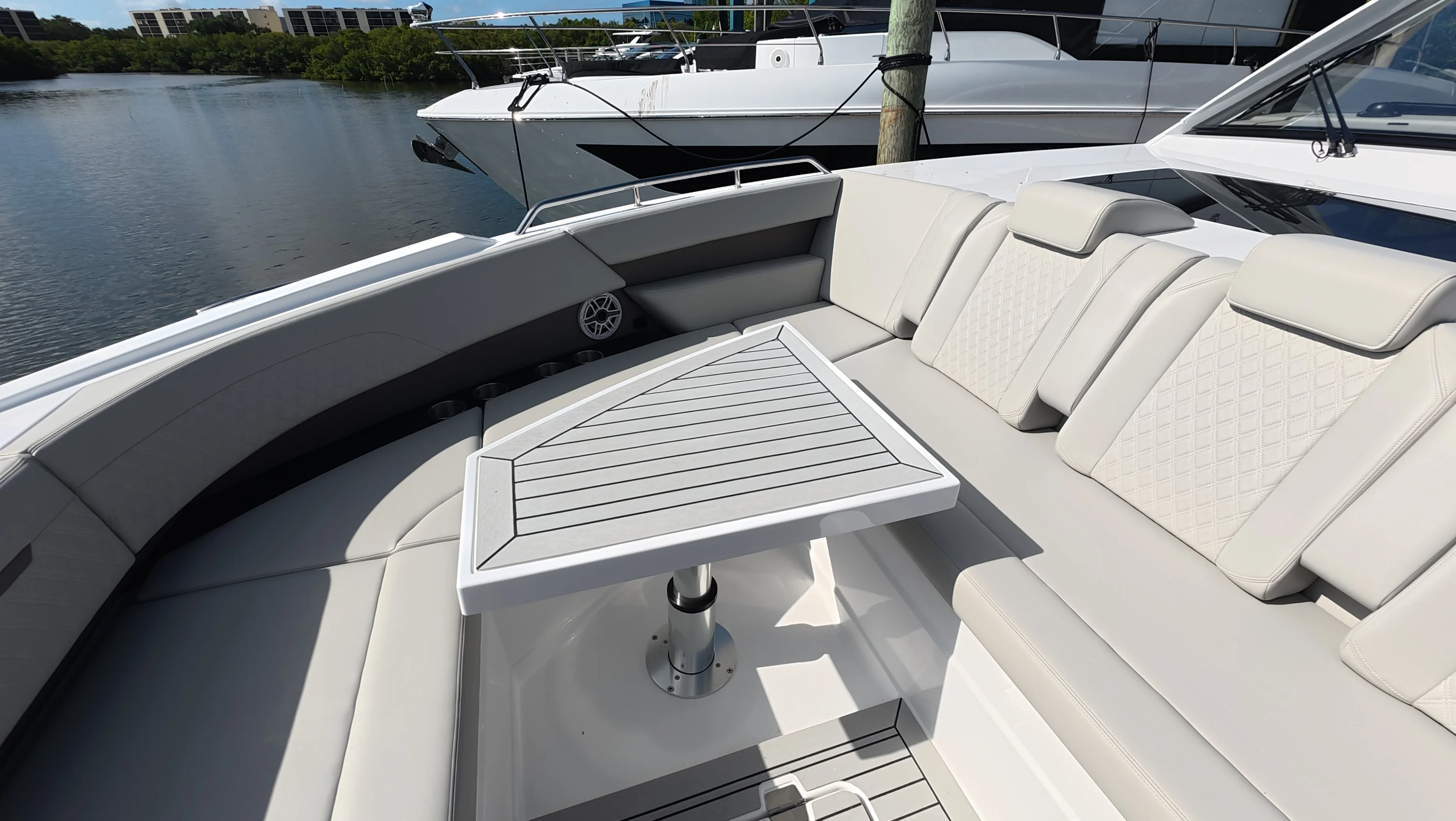 2026 Cruisers Yachts 50GLS OB Image Thumbnail #30