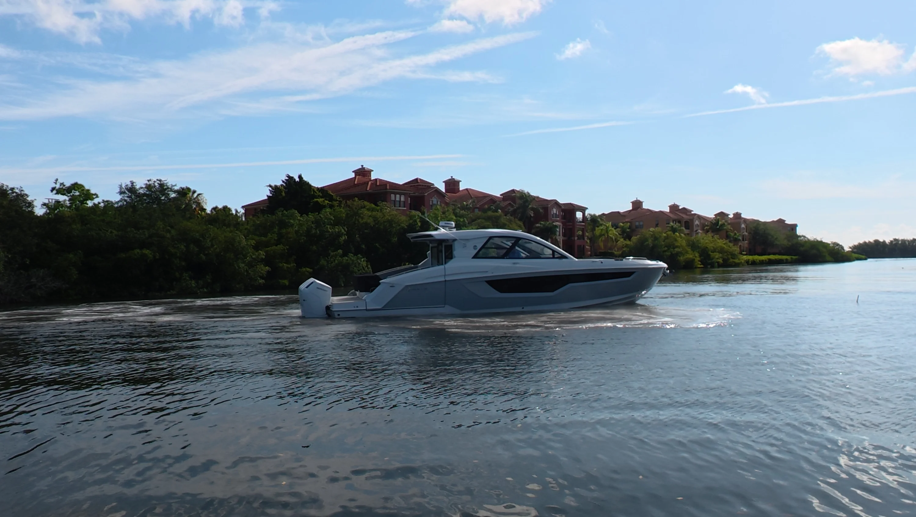 2026 Cruisers Yachts 50GLS OB Image Thumbnail #12
