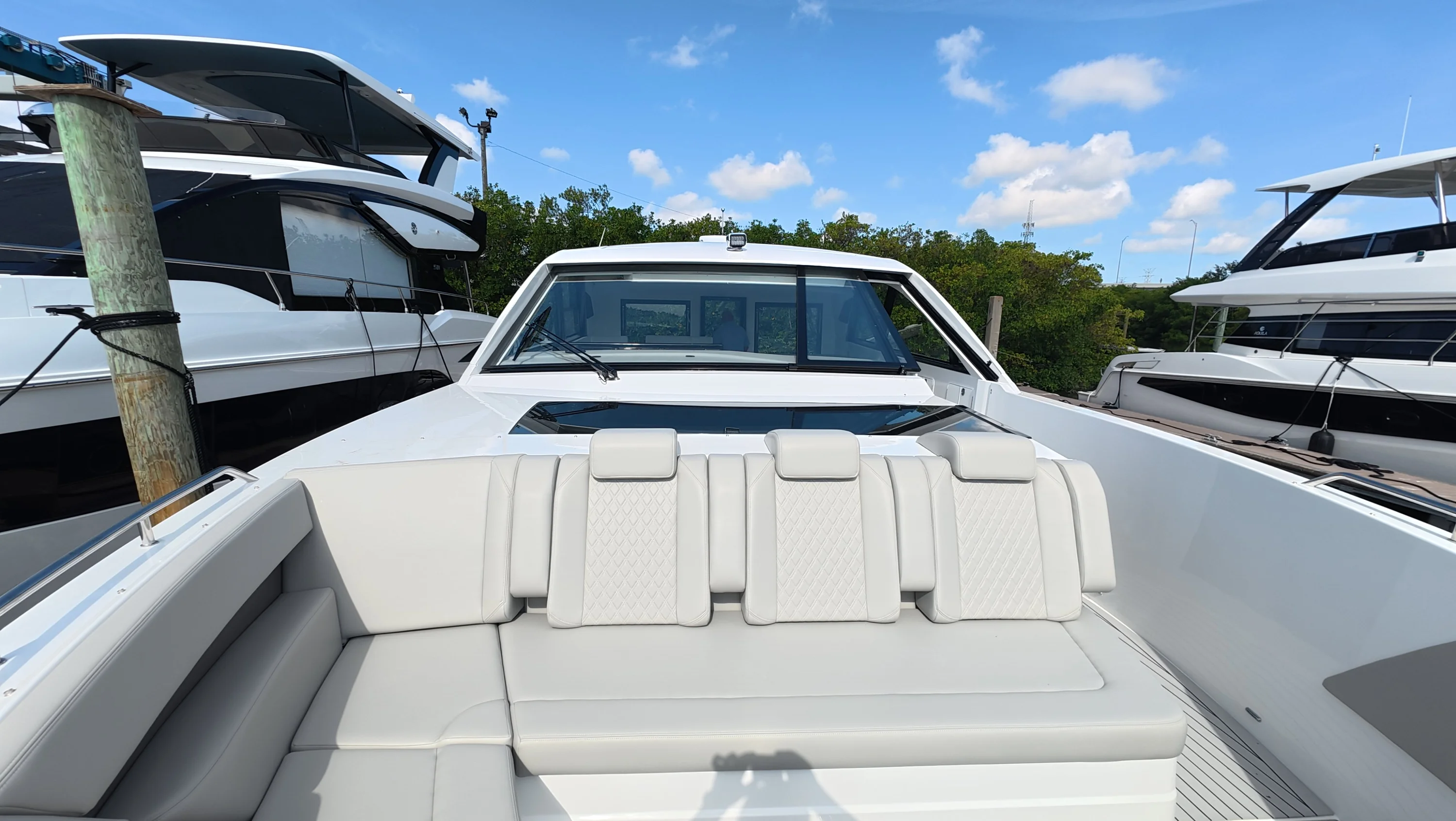 2026 Cruisers Yachts 50GLS OB Image Thumbnail #25
