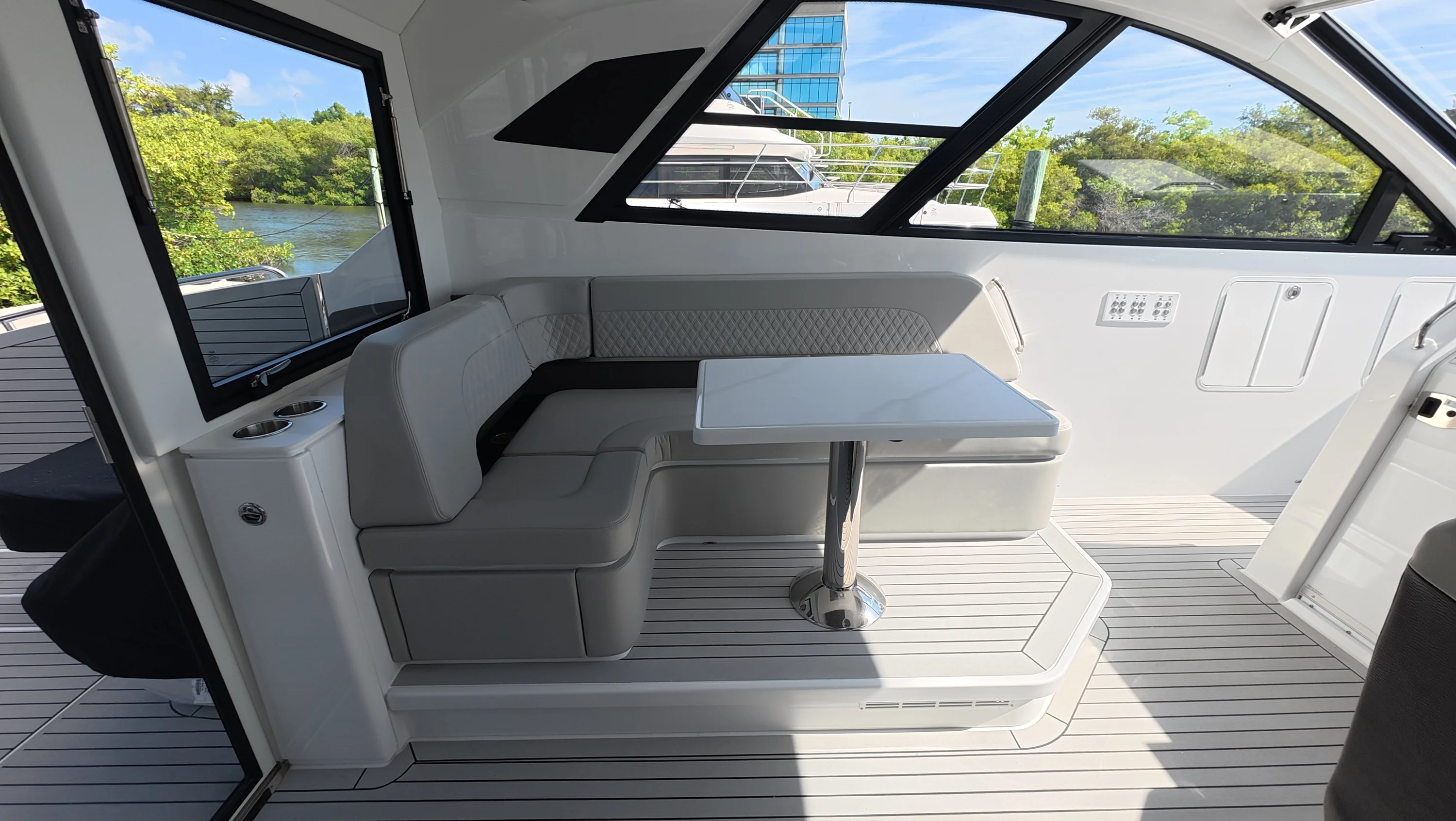 2026 Cruisers Yachts 50GLS OB Image Thumbnail #39