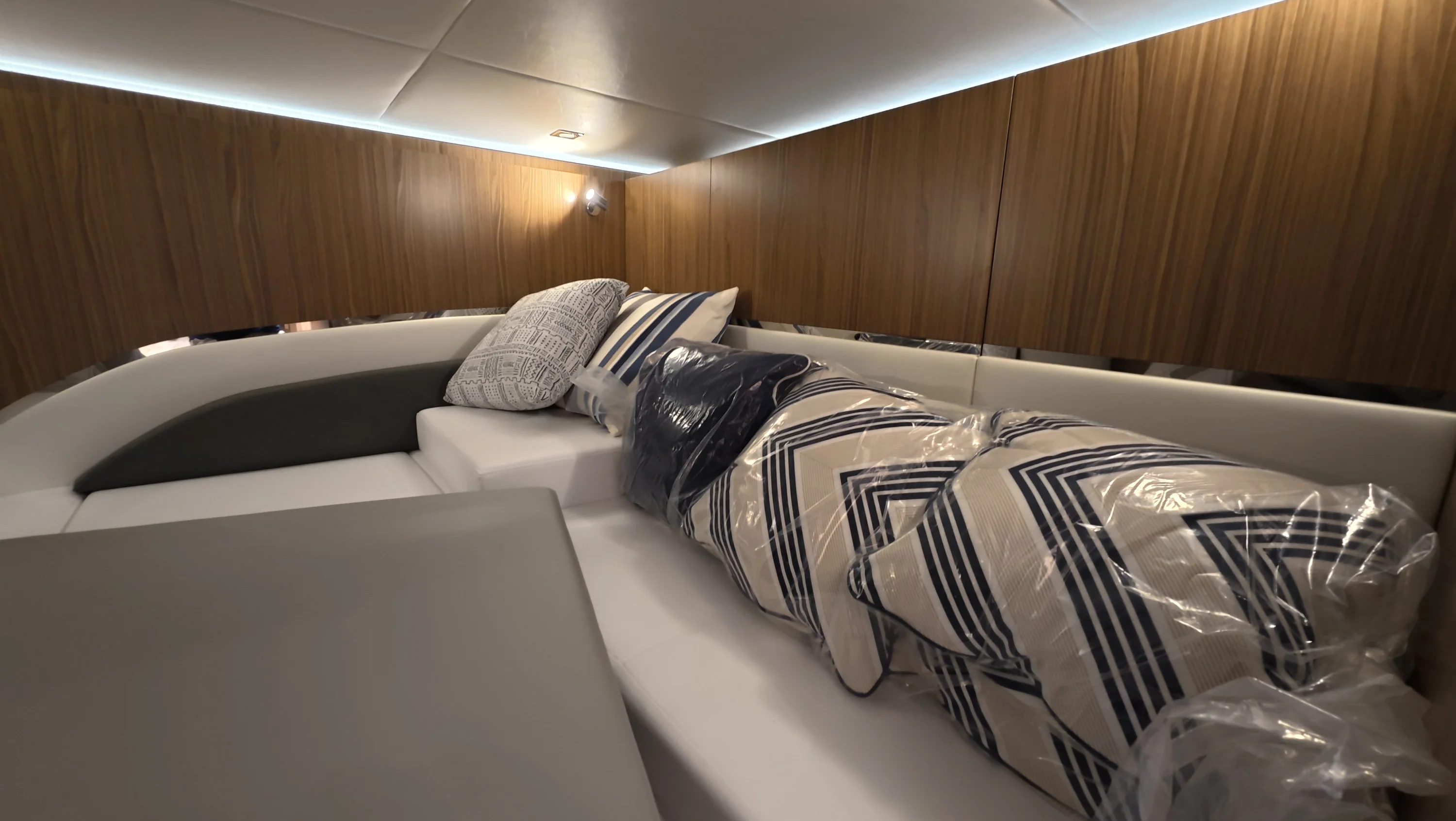 2026 Cruisers Yachts 50GLS OB Image Thumbnail #49