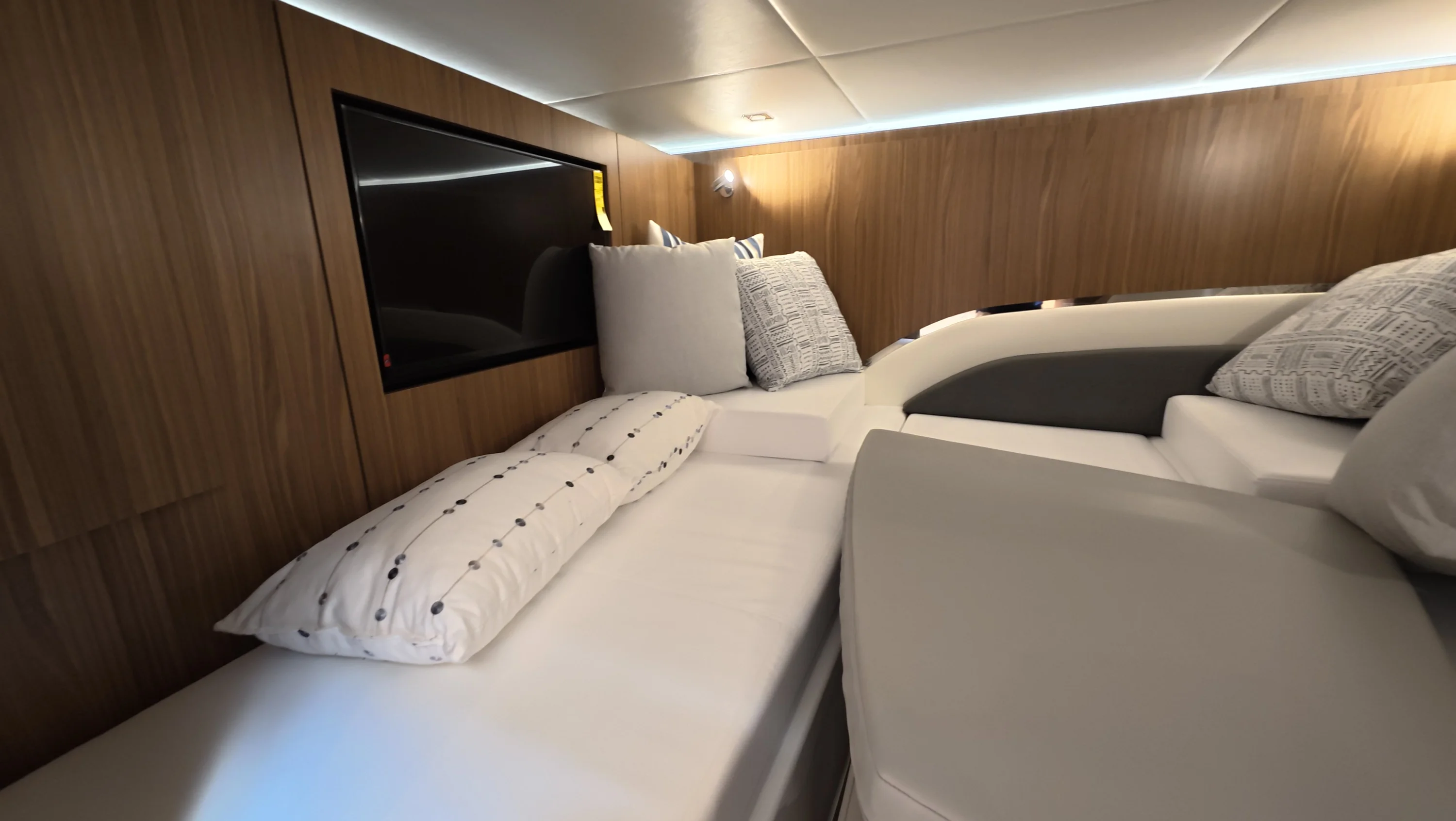 2026 Cruisers Yachts 50GLS OB Image Thumbnail #48