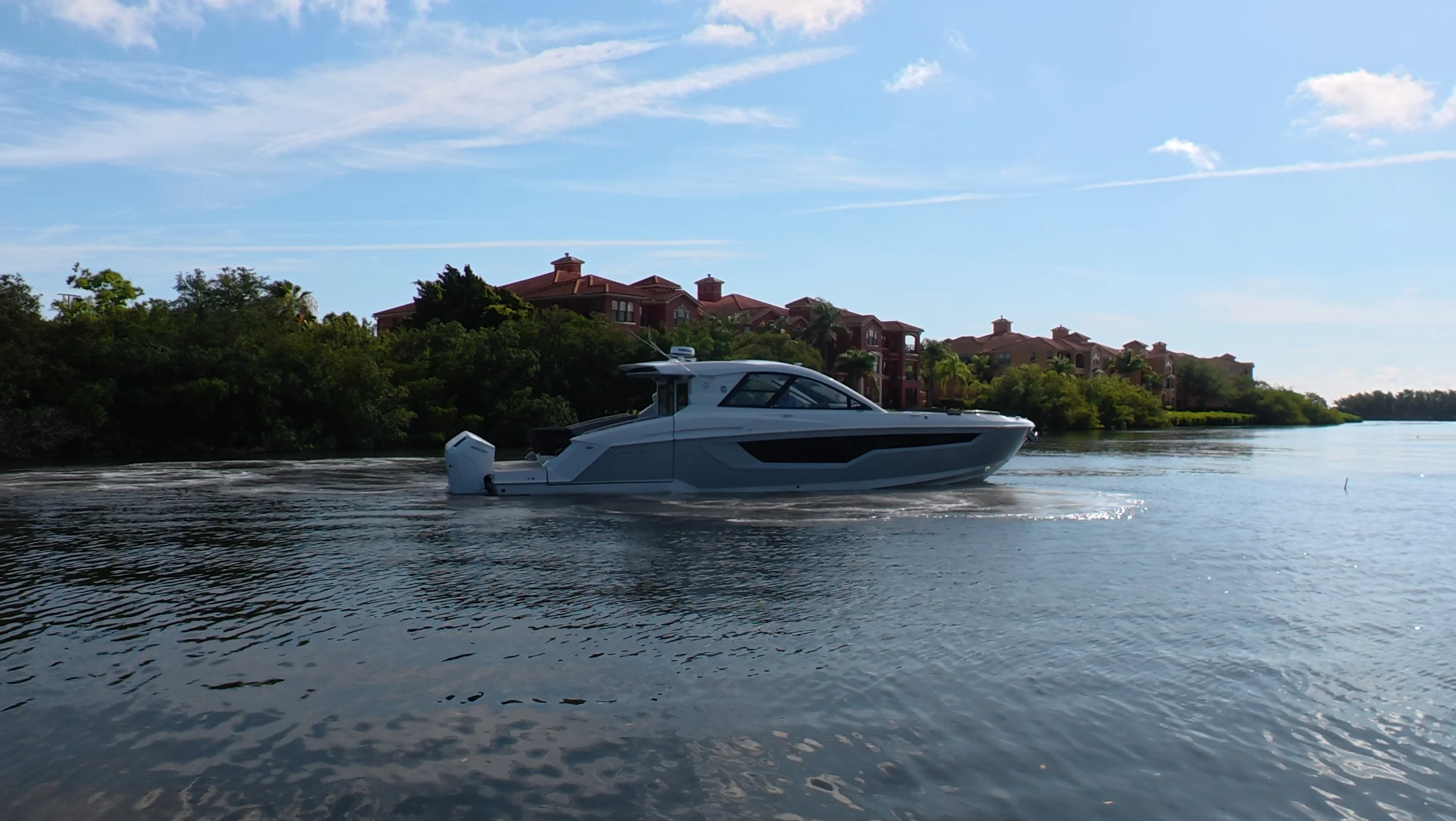 2026 Cruisers Yachts 50GLS OB Image Thumbnail #11