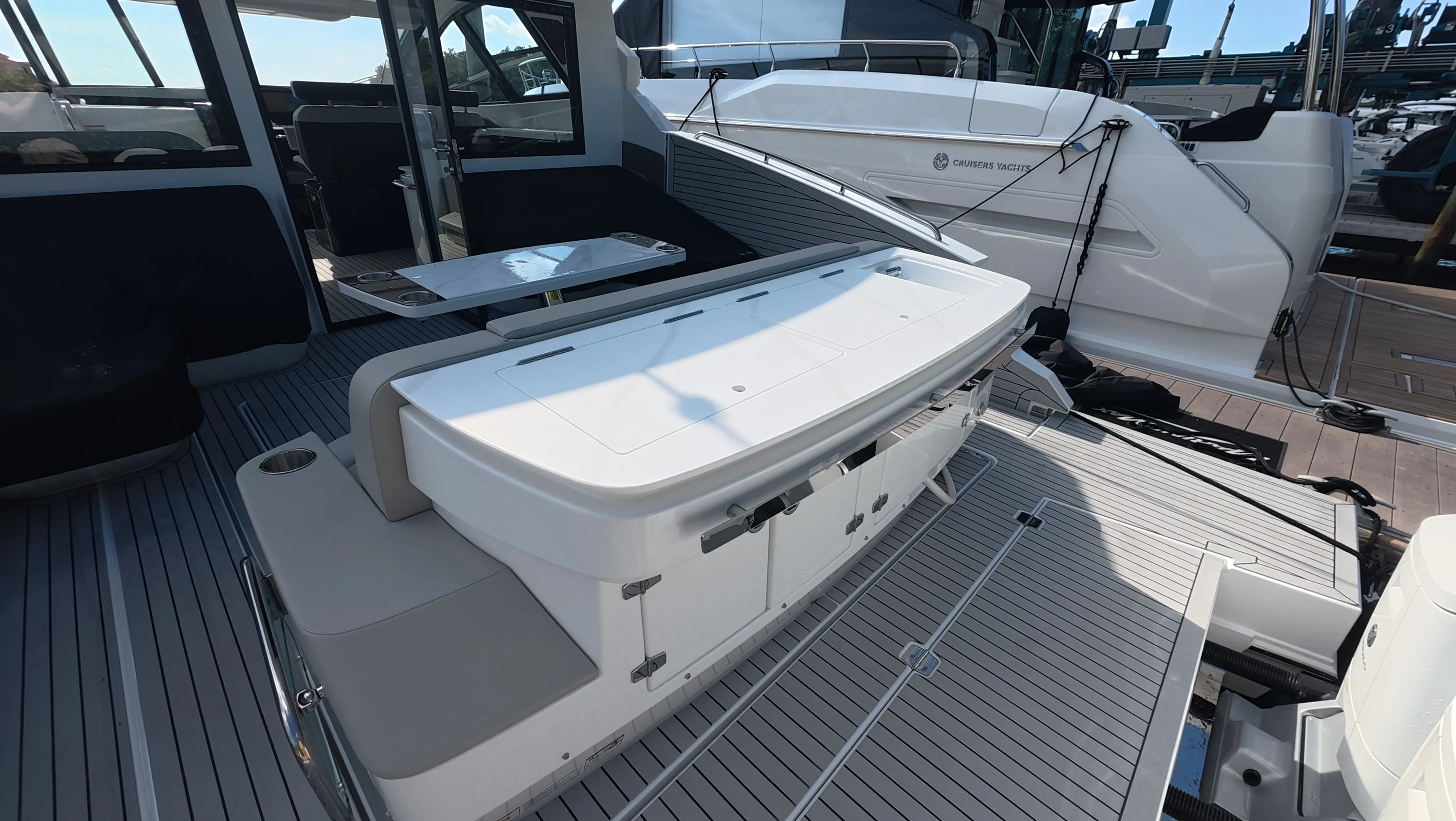 2026 Cruisers Yachts 50GLS OB Image Thumbnail #19