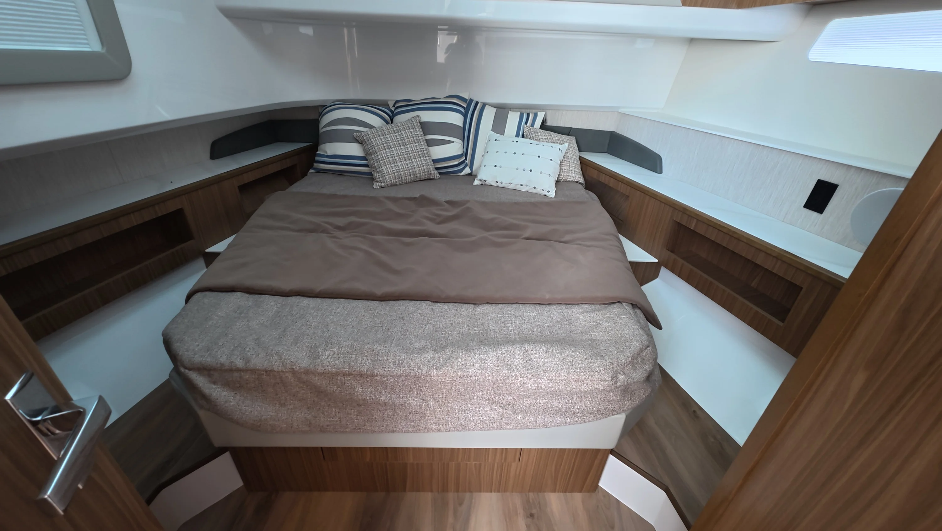 2026 Cruisers Yachts 50GLS OB Image Thumbnail #42