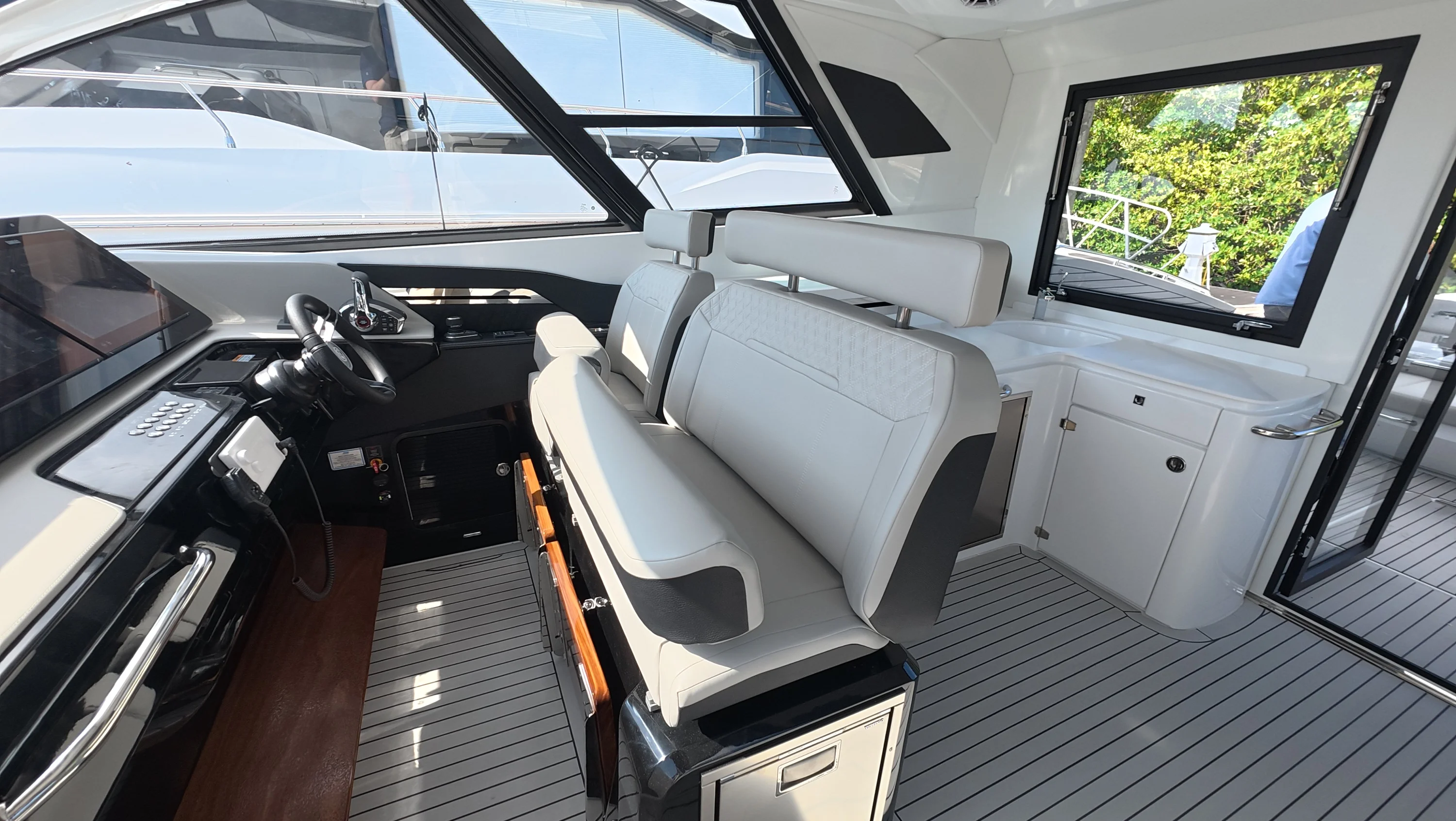 2026 Cruisers Yachts 50GLS OB Image Thumbnail #35