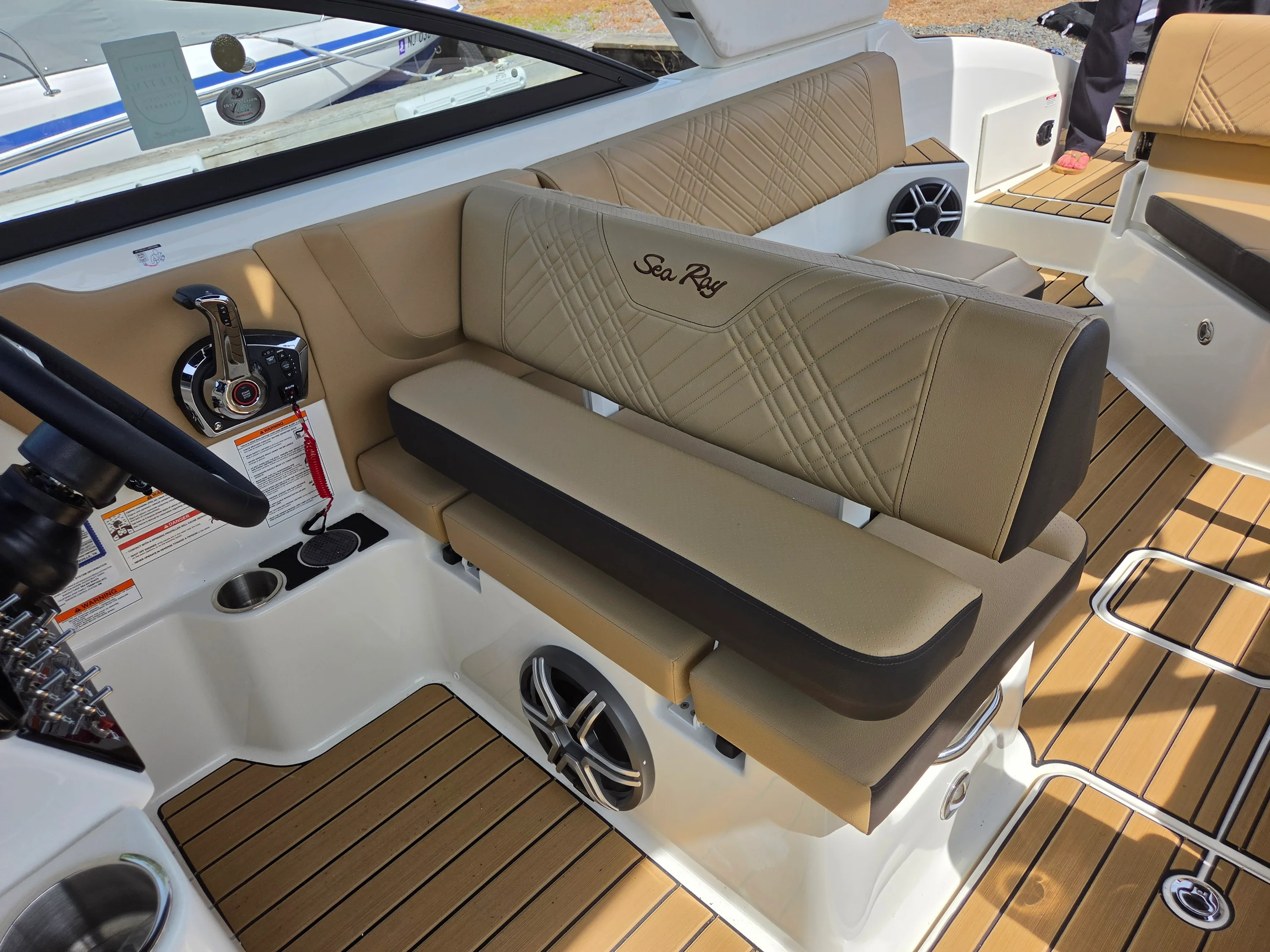 2026 Sea Ray SDX 270 Outboard Image Thumbnail #18