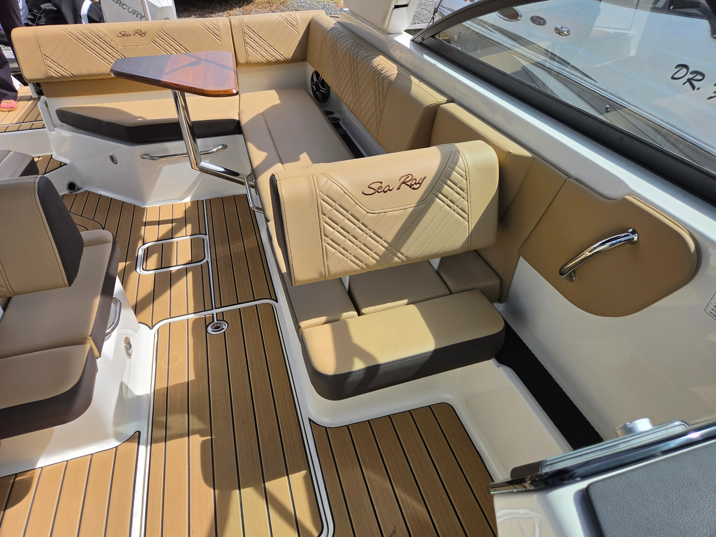 2026 Sea Ray SDX 270 Outboard Image Thumbnail #16