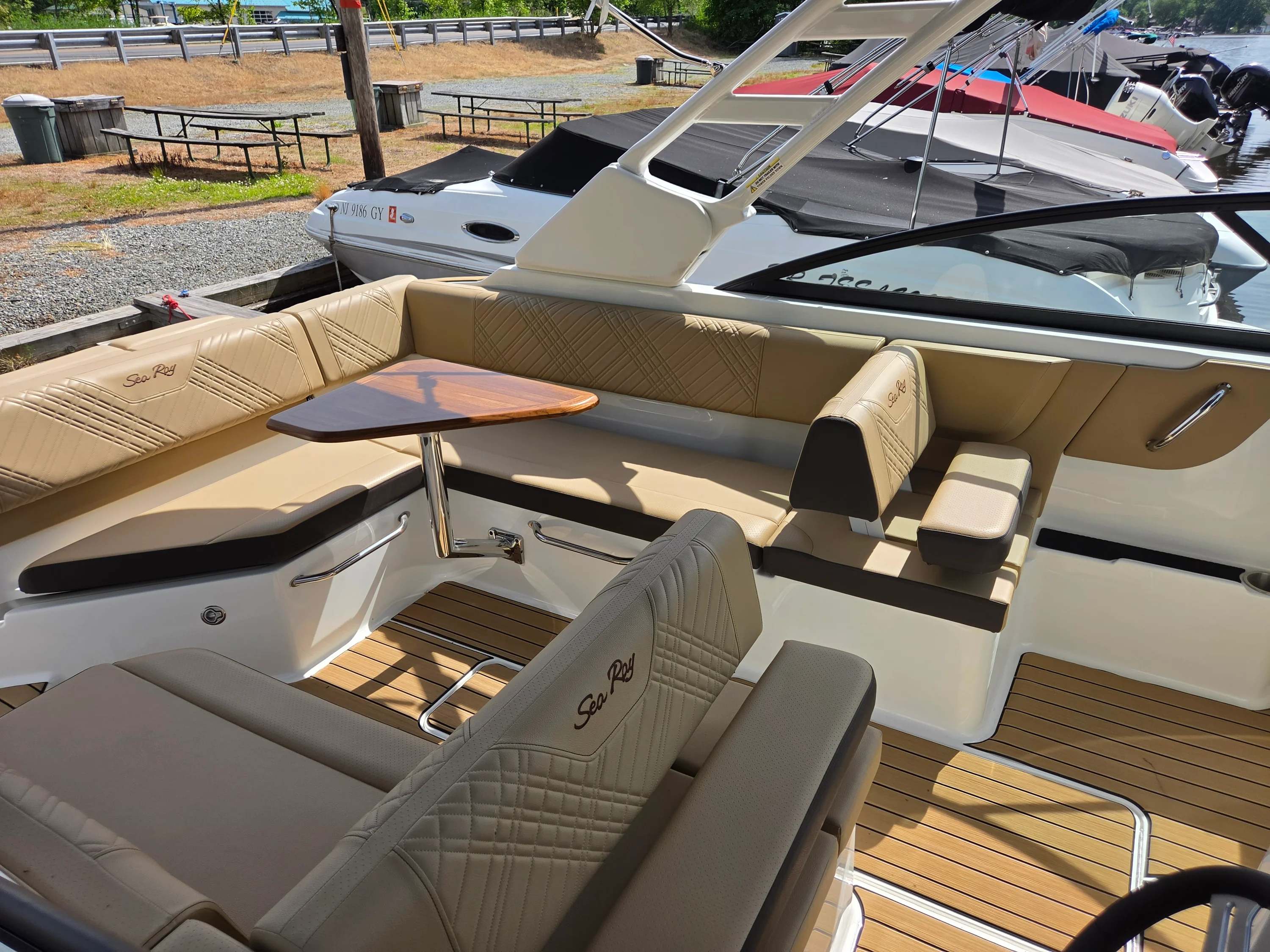 2026 Sea Ray SDX 270 Outboard Image Thumbnail #8