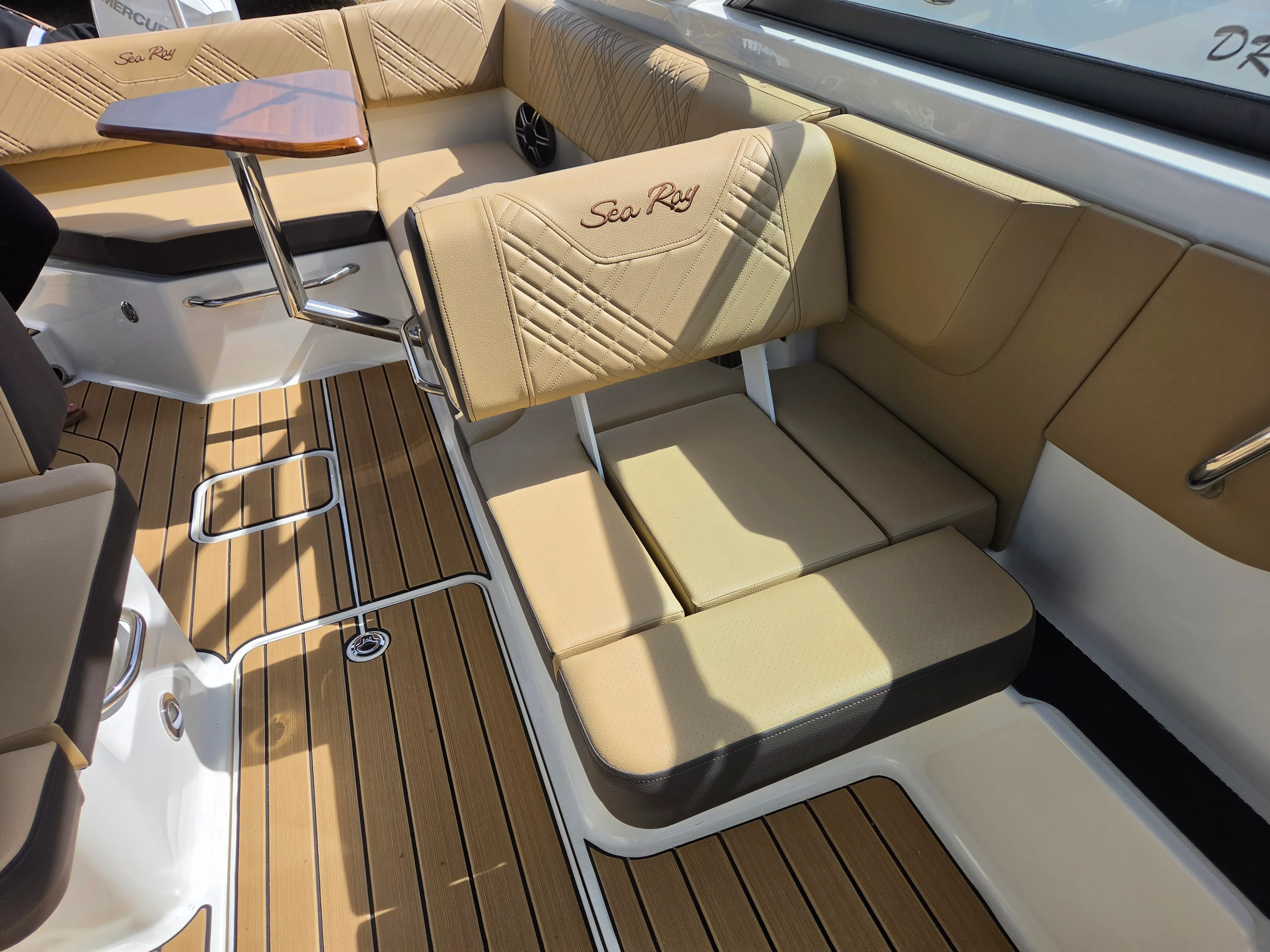 2026 Sea Ray SDX 270 Outboard Image Thumbnail #15