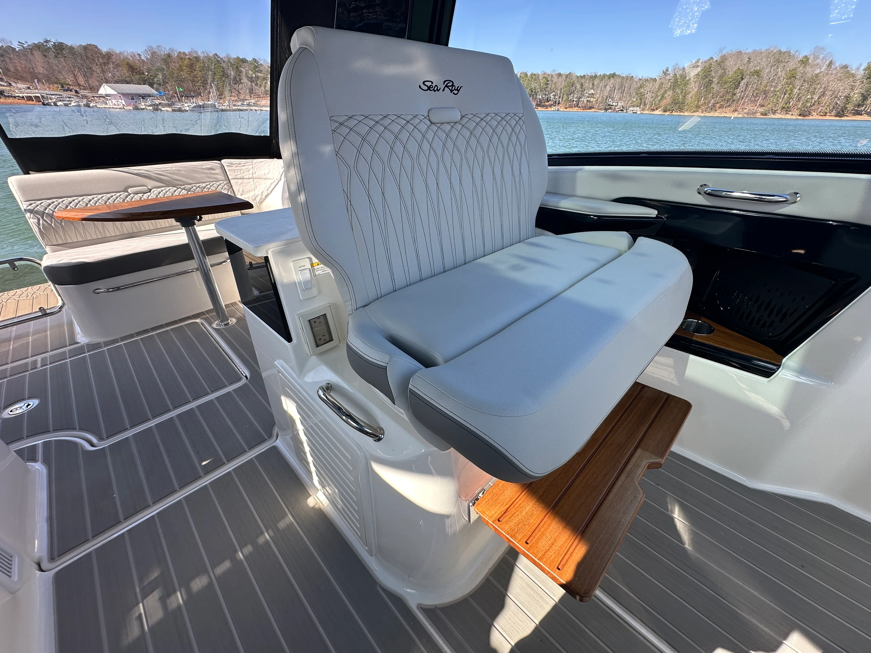 2026 Sea Ray Sundancer 370 Image Thumbnail #18